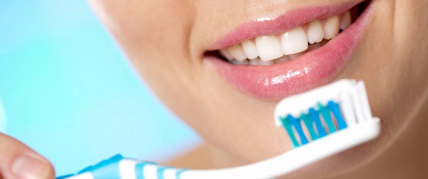 دراسة تكشف علاقة تنظيف الأسنان بالمناعة.. تعرفي عليها