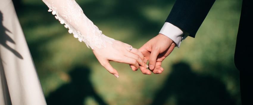 ثنائي إسباني يتزوج عبر الفيديو في تحدي للحجر الصحي