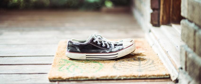 هل يمكن أن ينتشر فيروس كوفيد-19 بواسطة الأحذية؟