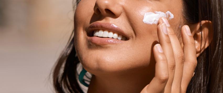 كيف تعيدين وضع الكريم الواقي للشمس دون تدمير  مكياجك