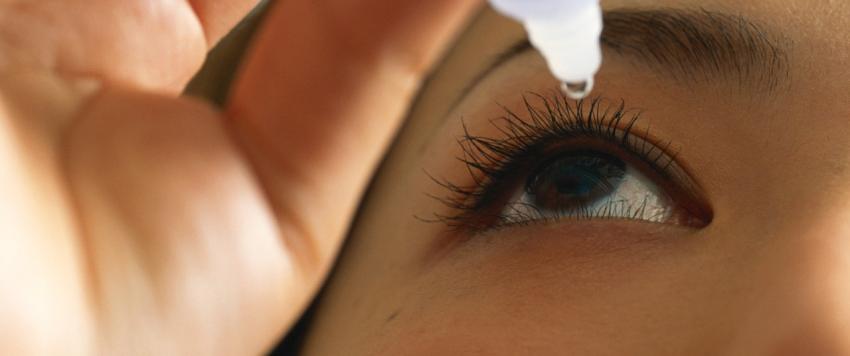 التخلص من الأشياء العالقة في العين