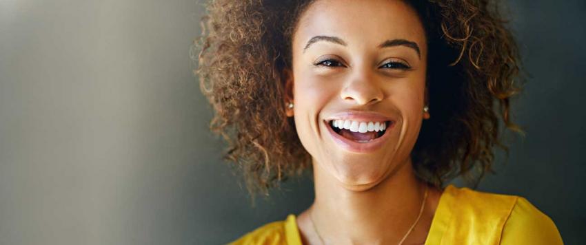 نصائح عند وضع المكياج حتى تبدو أسنانك ناصعة البياض