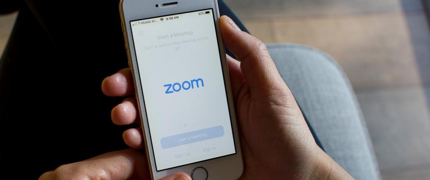 غوغل تحظر تطبيق "Zoom" وتحذر موظفيها من استخدامه