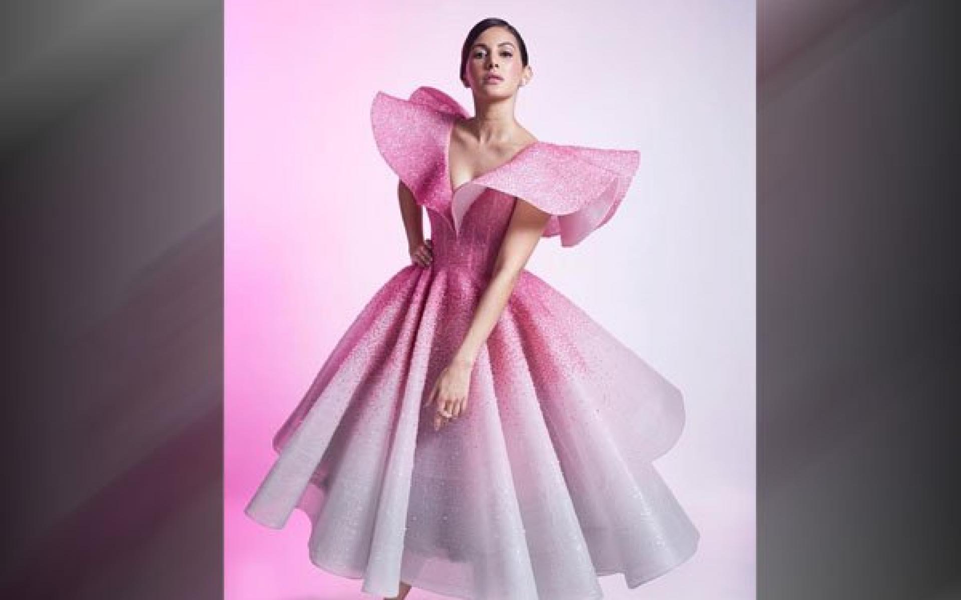 أميرا دستور: ظهرت الممثلة الهندية أميرا دستور بفستان أسطوري وبدت كأنها أميرة خرافية حيث ارتدت فستانًا لأمعًا مفضضًا من تصميم مايكل سينكو من اللونين الأبيض والزهري ورفعت شعرها للوراء بمكياج وردي.