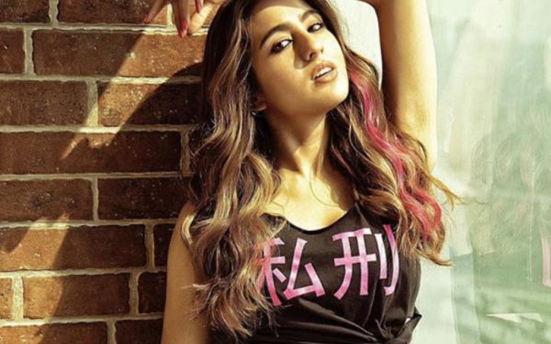 فقد اختارت تنورة قصيرة من نقشطة الحمار الوحشى مطرزة ونسقت معها توب أسود معقود من الخصر مع شعر منسدل حر. يمكنك أيضا إعتماد هذا اللوك في خروجات الاصدقاء او تناول الغذاء.