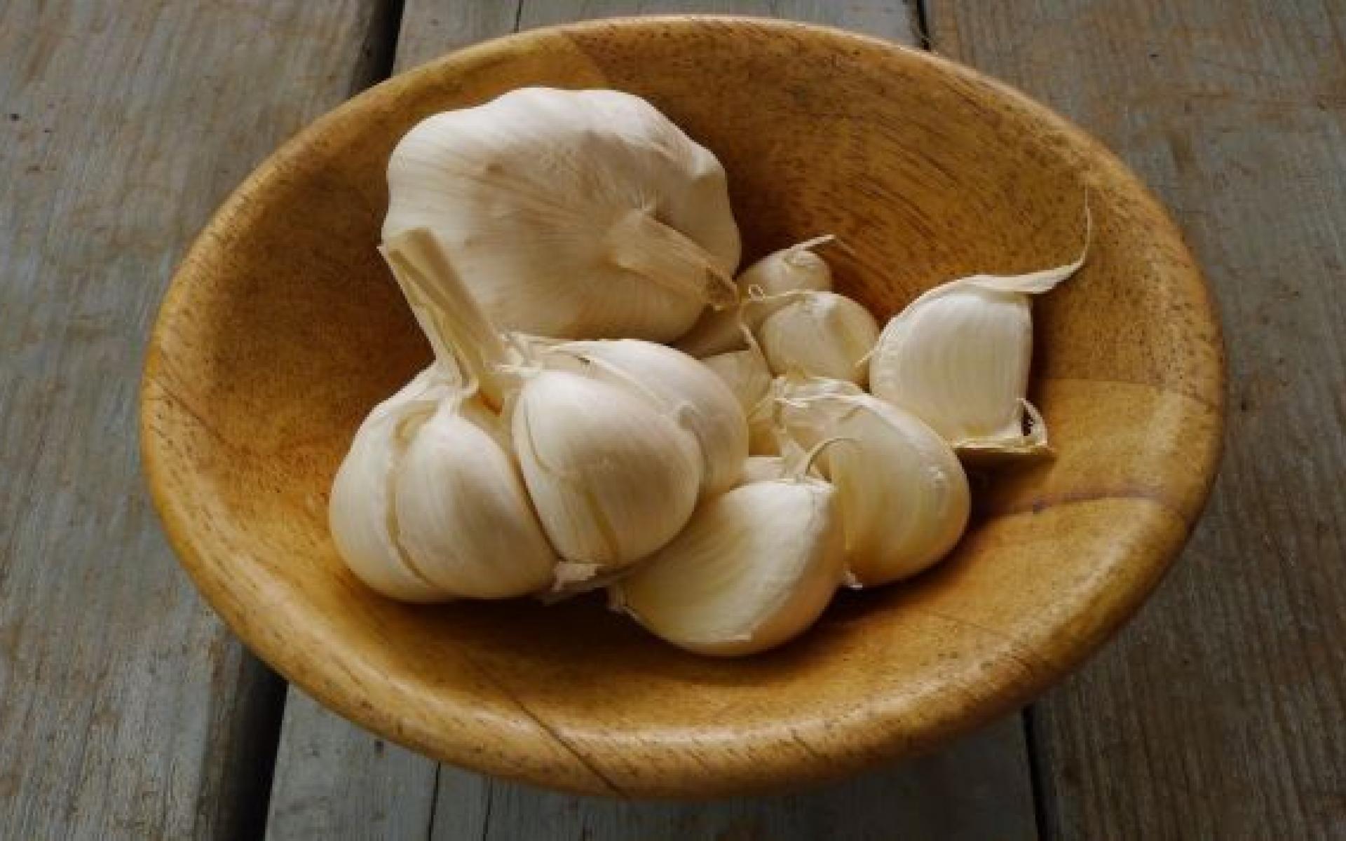 يعد الثوم  مطهر آخر يجب إدراجه ضمن نظامك الغذائي. يحتوي الثوم على خصائص مضادة للفيروسات ومضاد للبكتيريا ومضادات حيوية. يمكن للأليسين في الثوم تحفيز إنتاج خلايا الدم البيضاء التي يمكن أن تساعد في حماية الجسم من الالتهابات. من الأفضل تناوله نيئًا للحصول علي النتائج المرجوه.