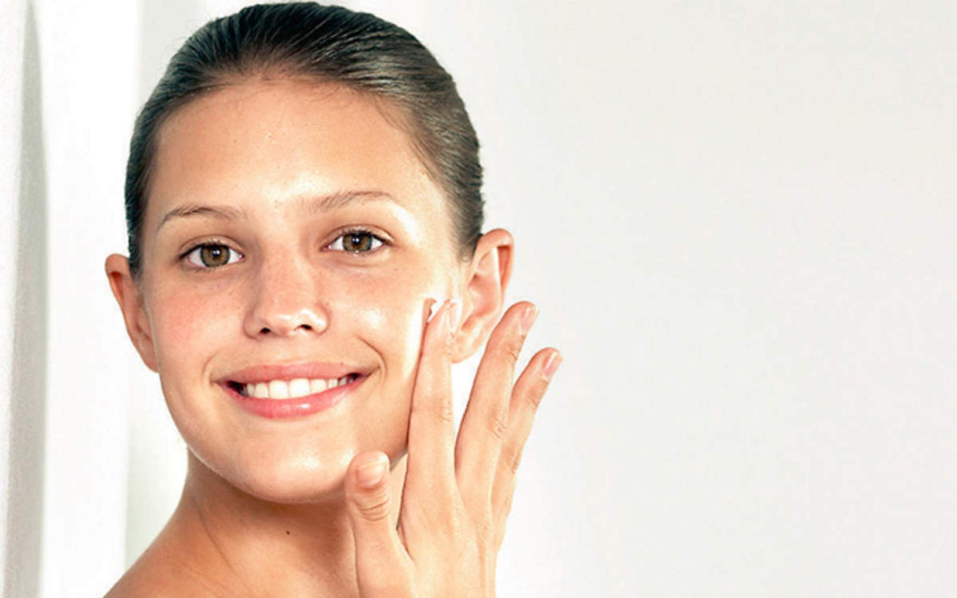 5- تحافظ على صحة ونضارة البشرة: تحتوي البامية على الفيتامينات والمعادن الهامة لصحة البشرة، والتي تساعد على إصلاح الأنسجة التالفة، وتساعد في المحافظة على الكولاجين في البشرة، وتحافظ على نضارتها، وتمنع تكوّن البثور وحبّ الشباب.