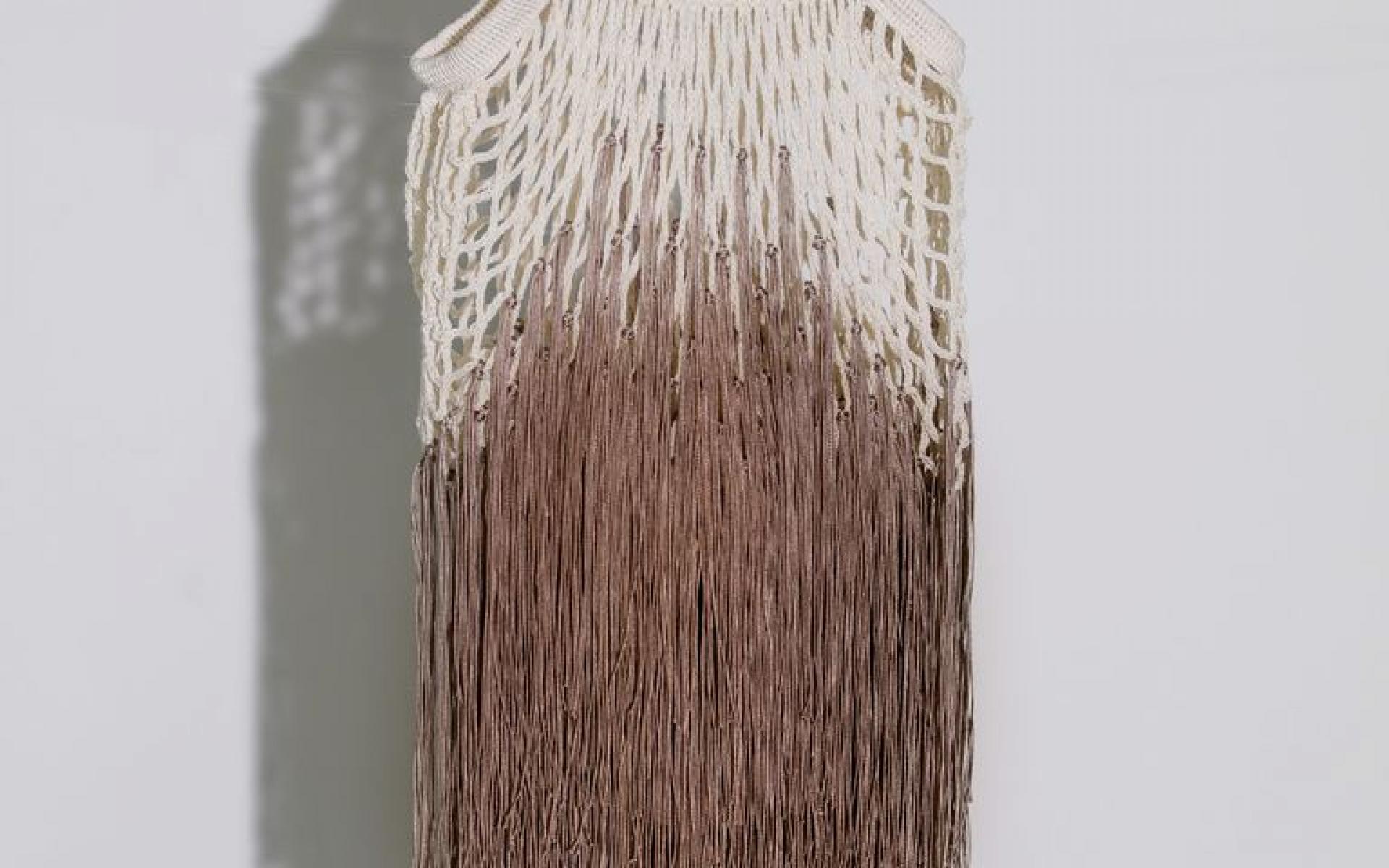 قد تبدو الحقائب الشبكية صغيرة الحجم، إلا أنها مصنوعة من مادة شبكية تمتد لتستوعب جميع أغراضك.