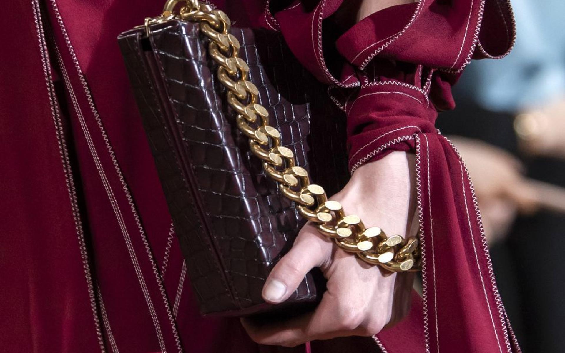 لن تتفاجئ بكون الحقيبة المزودة بسلسلة سميكة من اتجاهات شتاء 2020، نظرًا لانتشارها بشكل كبير في الآونة الأخيرة، فهي تعطي مظهرًا أنيقًا بكل تأكيد.