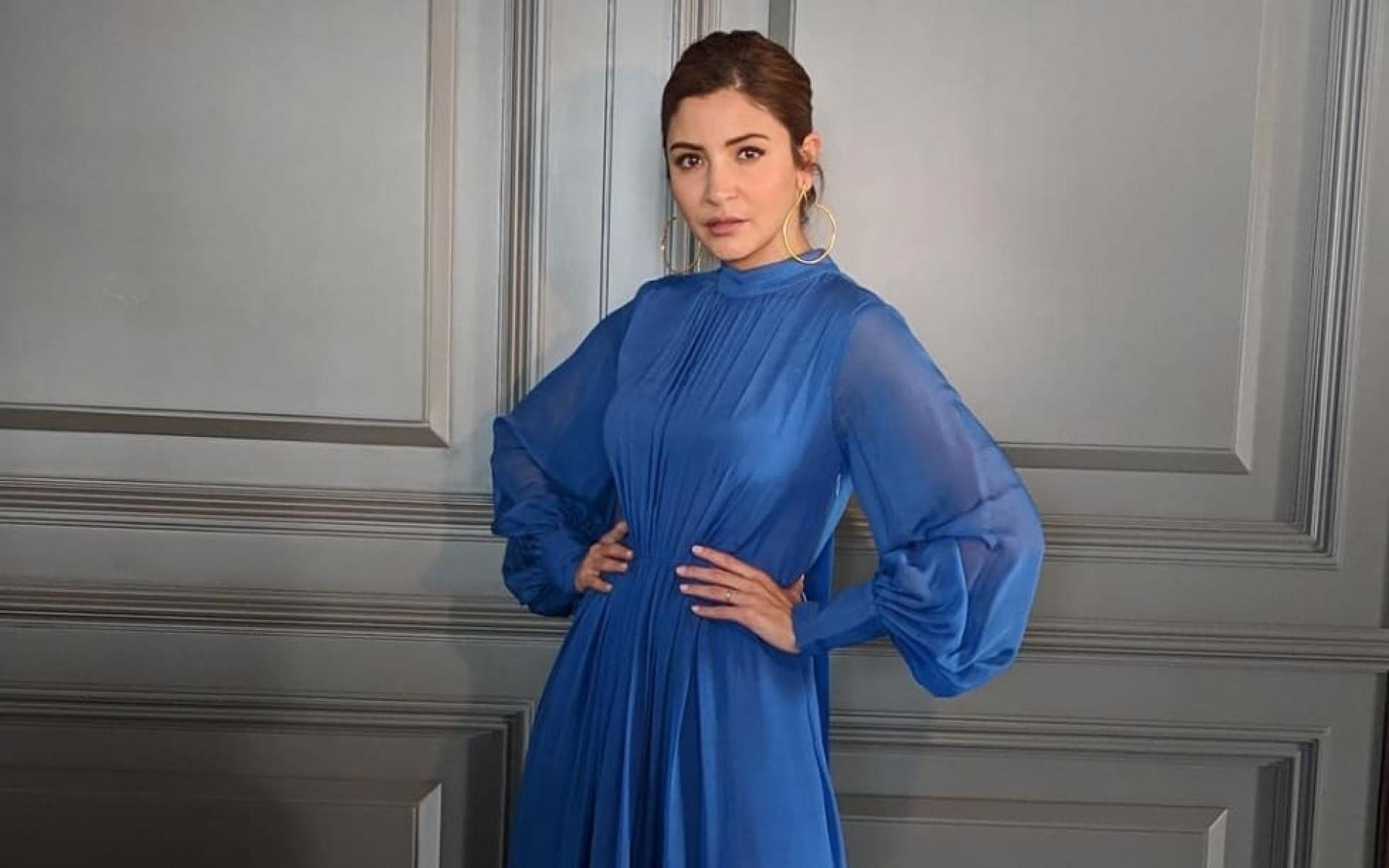 أرتدت أنوشكا شارما فستان أزرق زهرى من الشيفون ونسقت الجميلة الإطلالة ببساطة. وفي حالة تنسيقها مع الحجاب، يمكن ارتداء حجاب رأس باللون الأبيض، وهذا الفستان مناسب تماماً لخروجة مسائية.