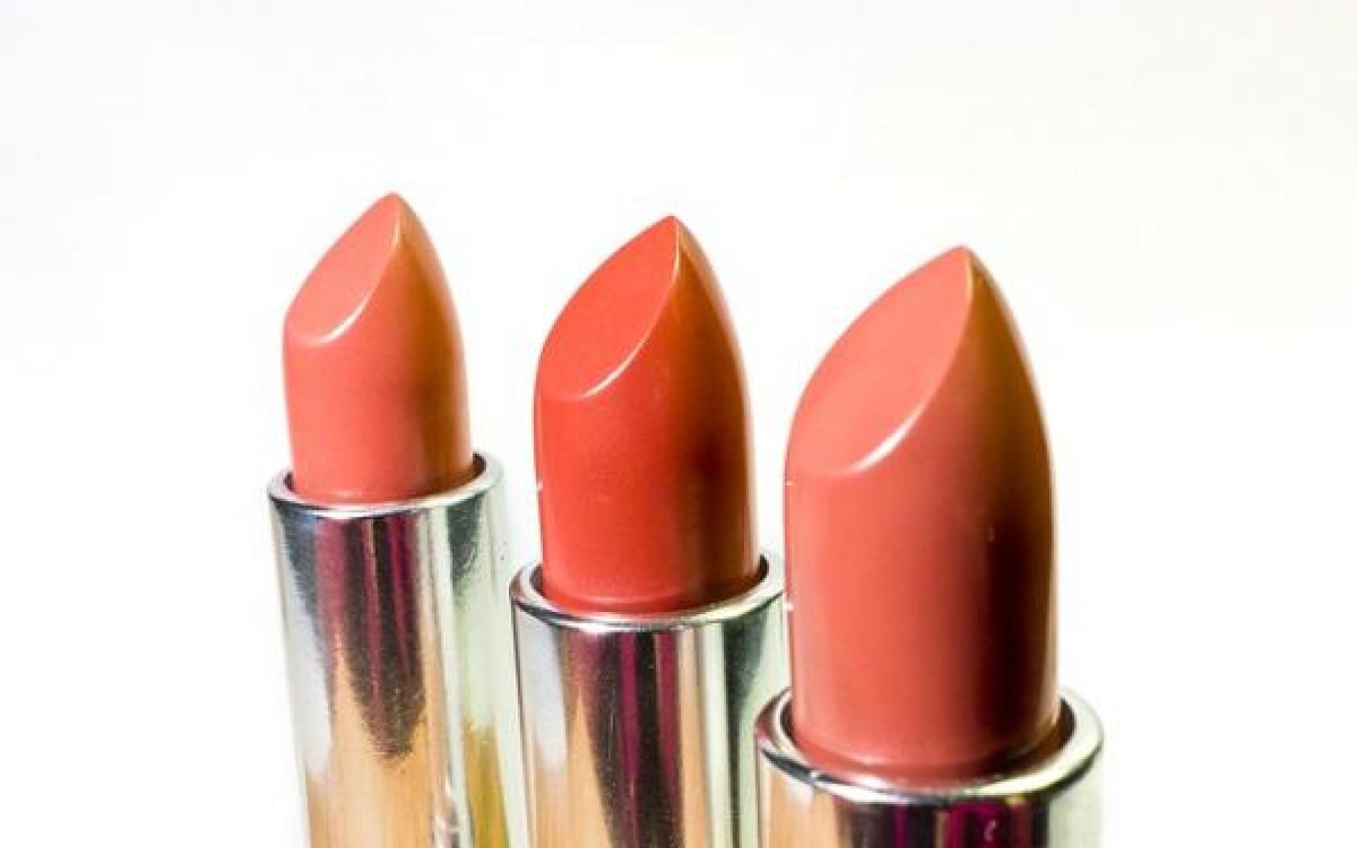 الخوخي الغير لامع: تتميز درجات احمر الشفاه بلون الخوخ الغير لامع بمرونتها حيث تستطيعي إستخدامها في اي مناسبه سواء نهاريه او مسائية بالإضافه إنها موضه رائجه للزفاف لإنها قريبه من لون البشره إذا كنتِ ترغبي في إطلاله مكياح بسيطه يوم زفافك.