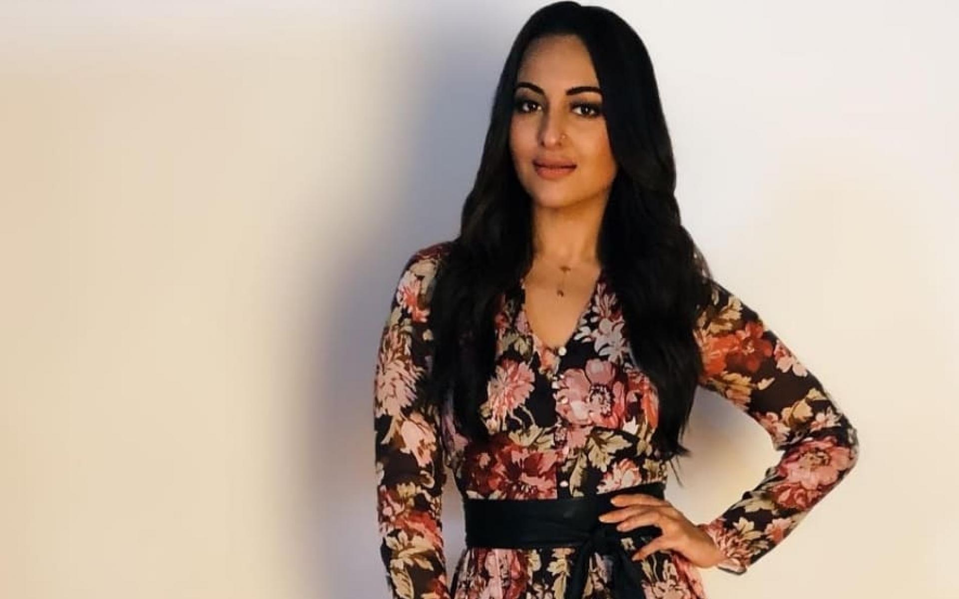 ارتدت الجميلة سوناكشي سينها فستان منقوش بحزام أسود من الخصر ونسقت الفستان بطريقة بسيطة. ويمكن تنسيقه مع الحجاب بشكل مميز وإضافة حجاب أسود وشنطة سوداء، ويمكنك ارتداءه في خروجة مع الاصدقاء وفي المساء أيضاً.