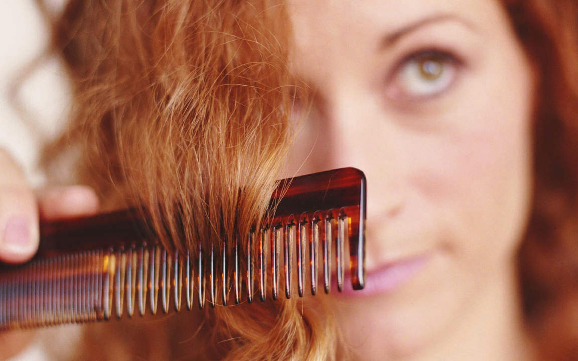 3- يصلح الشعر التالف يساعد حليب جوز الهند على علاج الشعر وإعادة الحيوية له، إذ أنه يعمل عمل مغذي الشعر، كما أنه يعوض الشعر الرطوبة التي يحتاجها ليتخلص من جفافه، إضافة إلى أنه يمد الشعر بالعناصر الغذائية اللازمة له حتى يتوقف تساقطه، كما أنه يمنع تشكل الفطريات وقشرة الرأس.