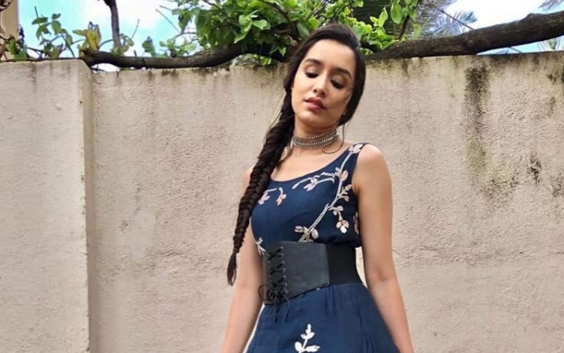 ارتدت شرادها كابور فستان طويل باللون الازرق ونقوشات باللون الأبيض وحزام أسود عريض من الخصر. يمكن تنسيق الفستان مع الحجاب بإضافة كارديجان أبيض طويل وحجاب رأس باللون الازرق.