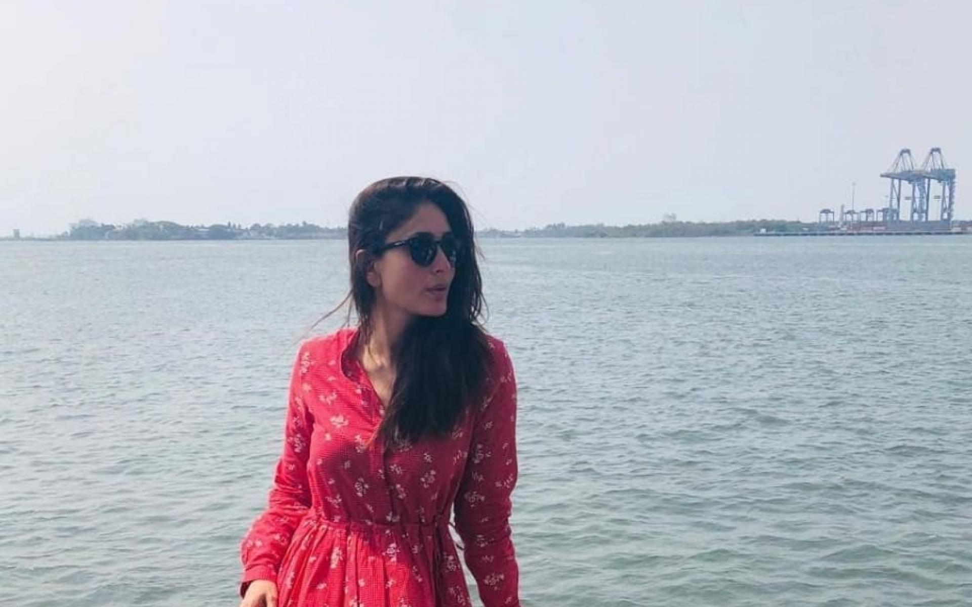 بفستان أحمر منقوش من القطن ظهرت به الجميلة كارينا كابور خان، فهى إطلالة كاجوال من الدرجة الأولى ونسقت معه الجميلة حذاء رياضي أبيض وظهرت في غاية البساطة والأناقة. وفي حالة تنسيقه مع الحجاب لم تضيفي سوى حجاب رأس باللون الأبيض. وهى إطلالة بسيطة يمكن ارتداؤها فقط مع الأصدقاء والجولات الترفية.