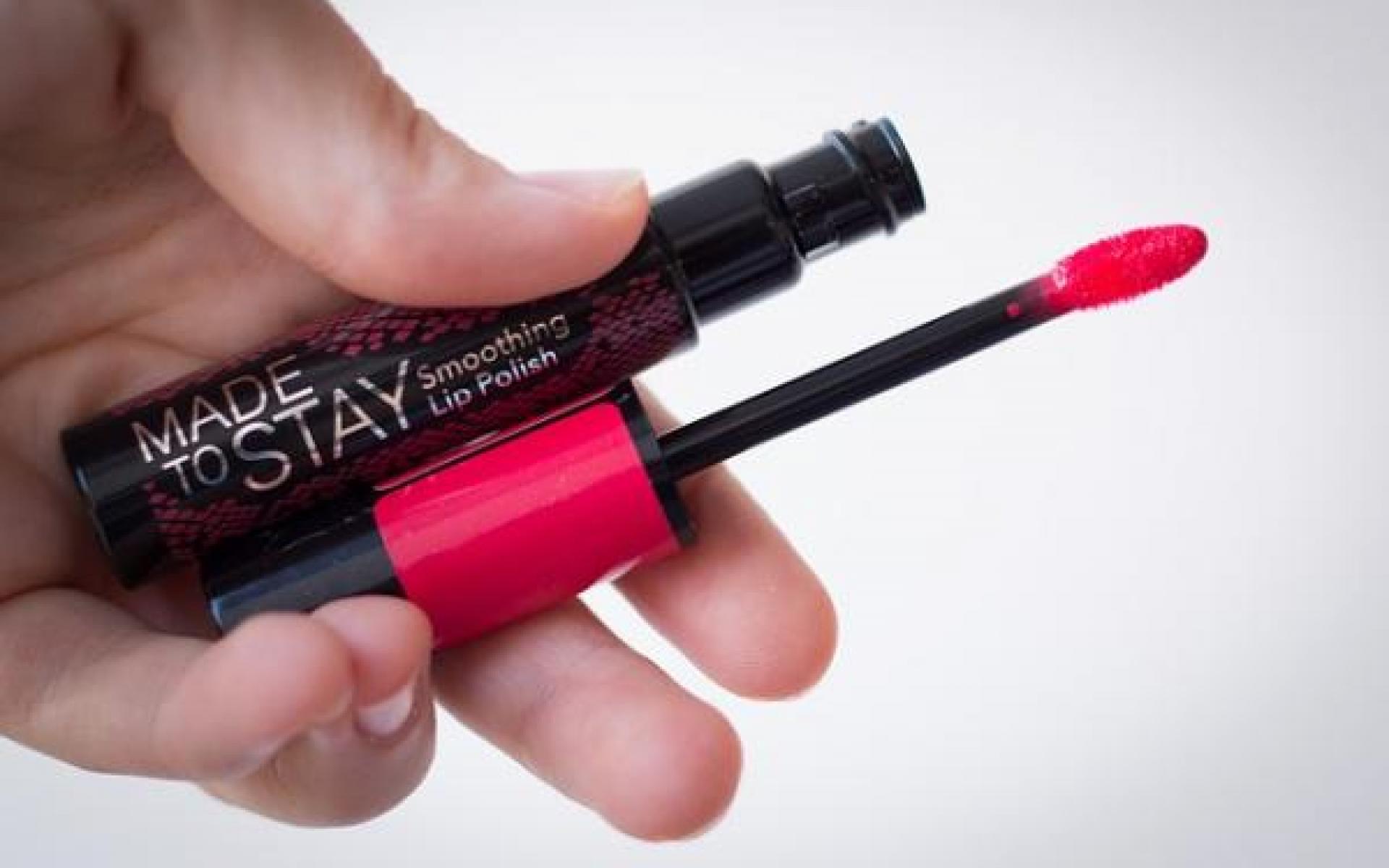 اللون الوردي المات الكهربائي: من الالوان الرائجه لألوان حمره الشفاه هذا العام هو اللون الوردي الغامق الغير لامع المشهور باسم الوردي الكهربائي وهو مناسب لصاحبات البشره الخمريه والسمراء لإبراز لون البشره ويمكن تطبيقه في يوم الزفاف او في حفل الاستقبال الذي يسبق حفل الزفاف.