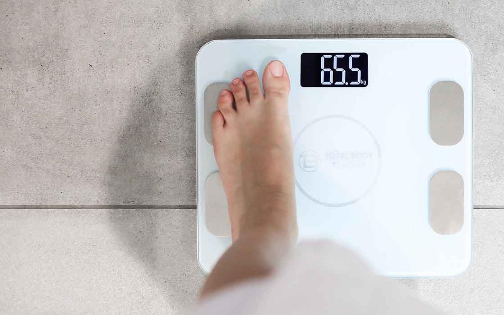 2- يساعد على فقدان الوزن من أهم فوائد البطيخ أيضًا أنه يحتوي على نسبة قليلة من السعرات الحرارية كما يحتوي على مع وجود محتوى عالي من الماء وبذلك فهو يساعد على خسارة الوزن الزائد بالجسم.