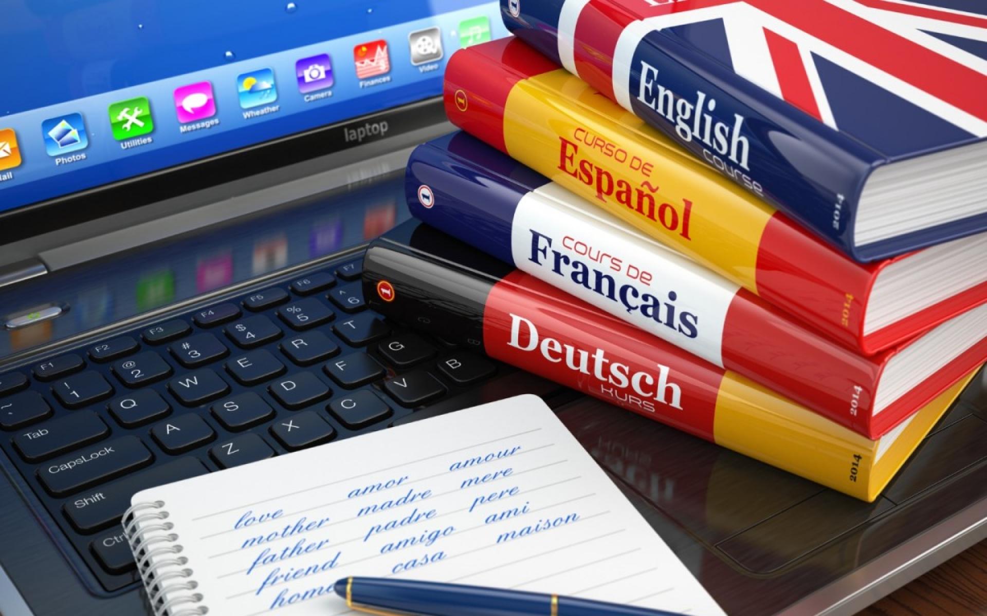 تعلم لغة يمكن أن يستغرق تعلم اللغة وقتًا طويلاً، لكن قد يكون فهم المفردات الإضافية مهارة مفيدة لاكتسابها. وعلى الرغم من أنها تبدو جيدة دائمًا في السيرة الذاتية، إلا أن تعلم اللغة يمكّنك أيضًا من العمل في الخارج، أو الاختلاط مع السكان المحليين أثناء السفر إلى الخارج. وتتوفر العديد من الفصول الدراسية عبر الإنترنت، كما أن هناك العديد من التطبيقات مثل Duolingo و Memrise و Babbel التي تقدم دروسًا جذابة ومسابقات وألعاب لمساعدتك على الانغماس في اللغة في أقل من 30 دقيقة. هناك أيضًا مجموعة واسعة من مقاطع فيديو YouTu