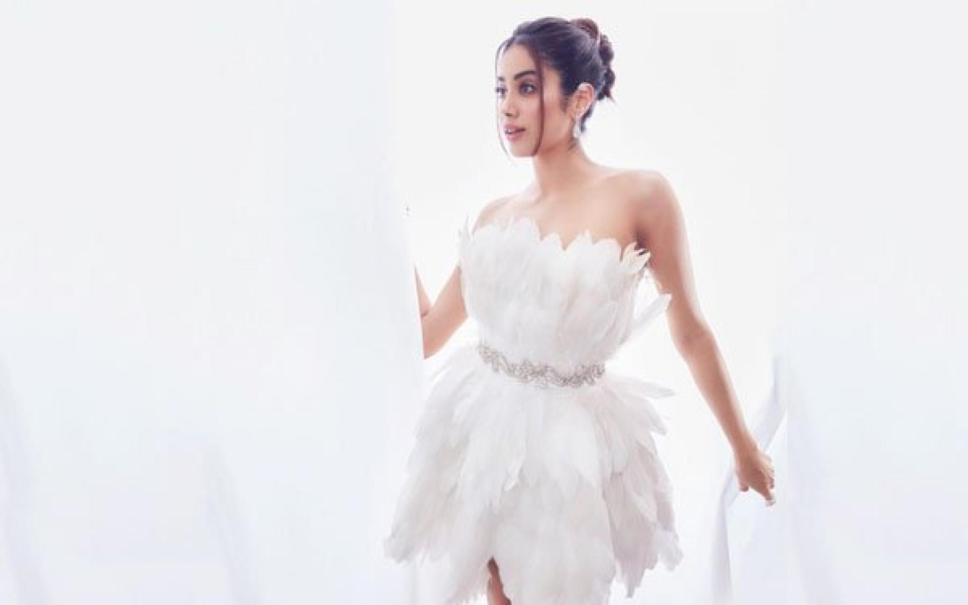 جانفي كابور: ظهرت الممثلة الهندية جانفي كابور بفستان ابيض قصير مصنوع من الريش من تصميم موهيت راي، وبدت إنها من العصر الثلجي وحاوطت خصرها بحزام لامع من الألماس مما اظهر الإطلالة بشكل أسطوري وحرصت جانفي على رفع شعرها لأعلى وارتدت اقراط ماسية طويلة.