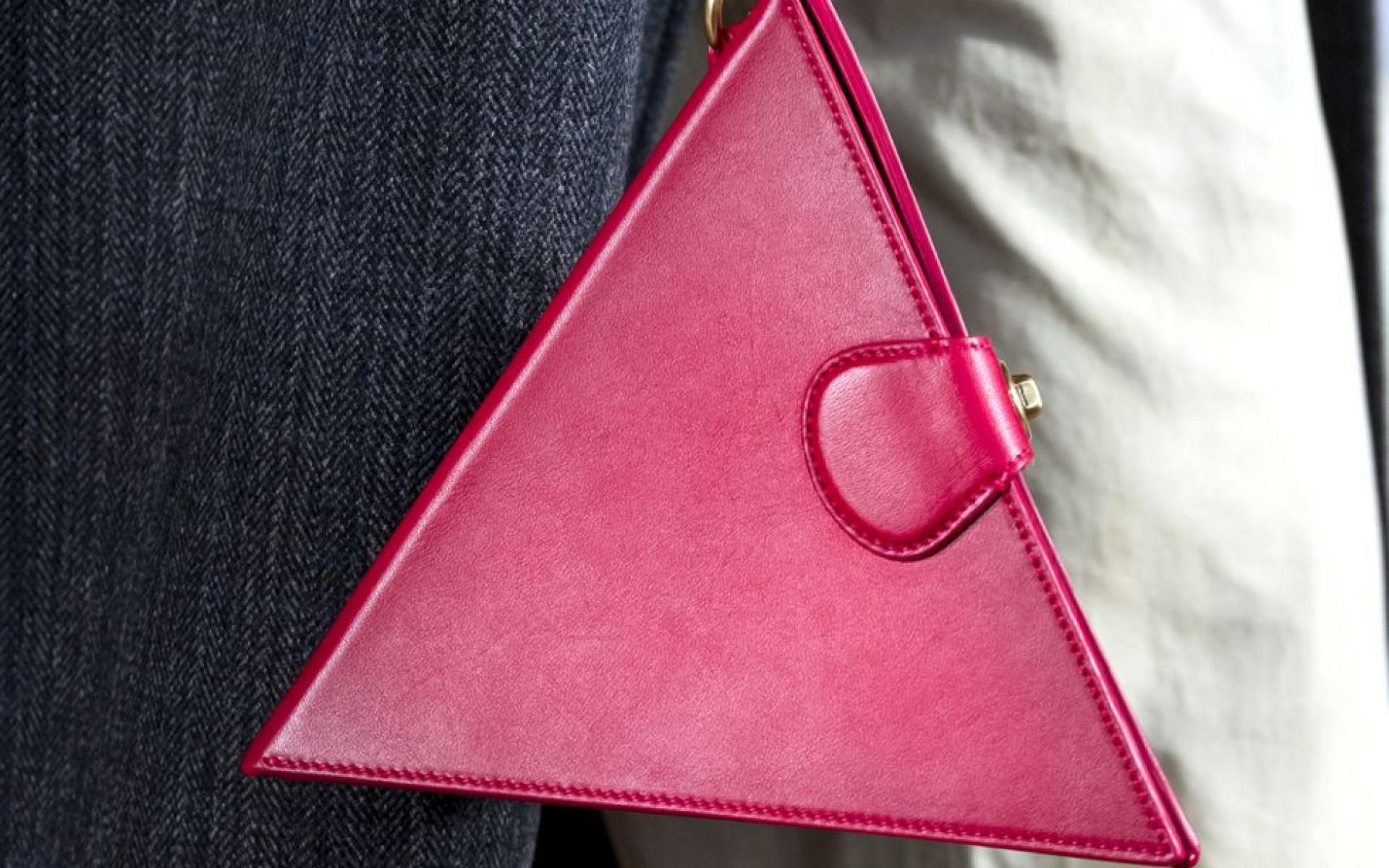 حقيبة الأشكال الهندسية  لن تتفاجئي هذا العام، إذا رأيتِ الحقائب على شكل مثلثات أو دائرية أو سداسية الشكل، فبالتأكيد هي موضة شتاء 2020.