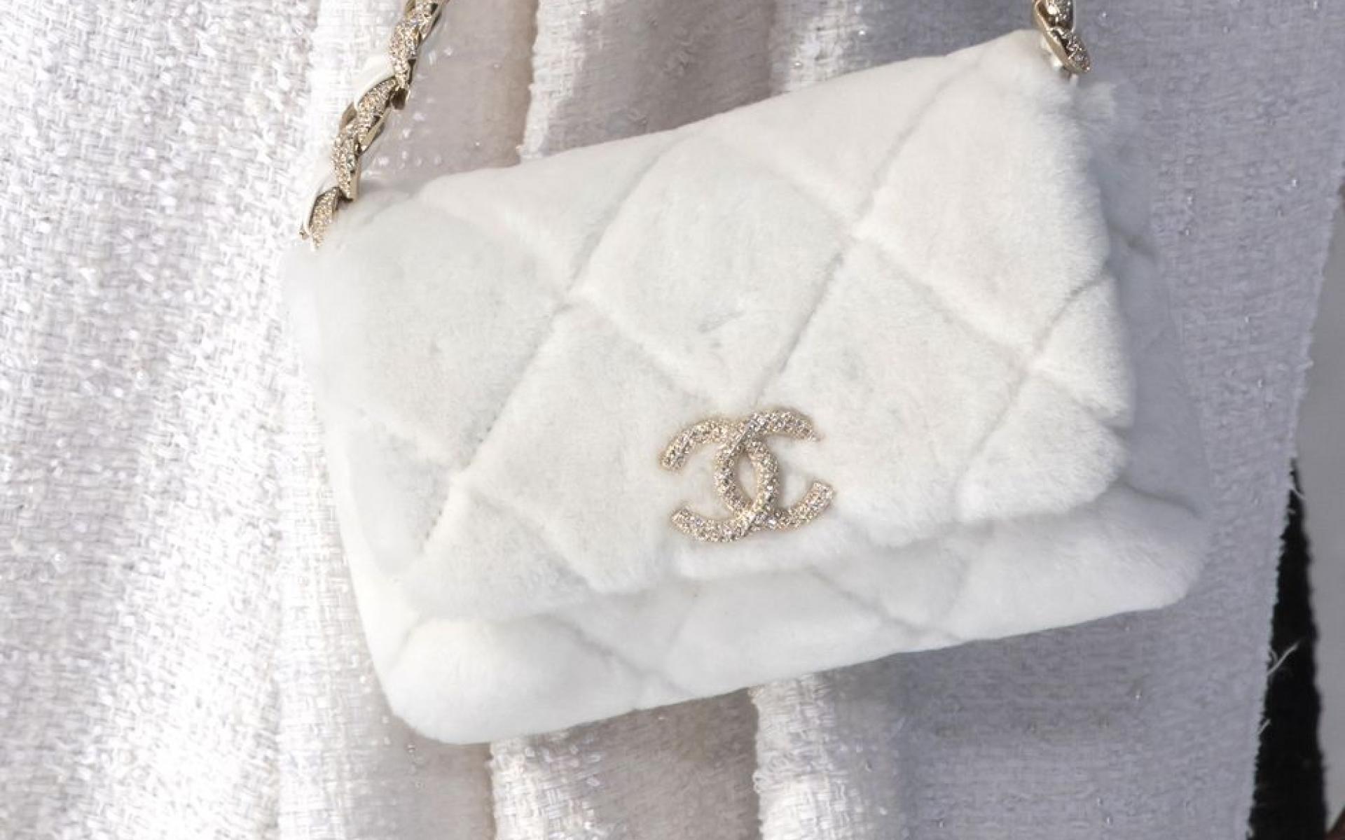 حقيبة الفرو تشبه هذه الحقيبة الوسادة، لكن هذا الاتجاه الأنيق من الحقائب مناسب جدًا للسهرات.