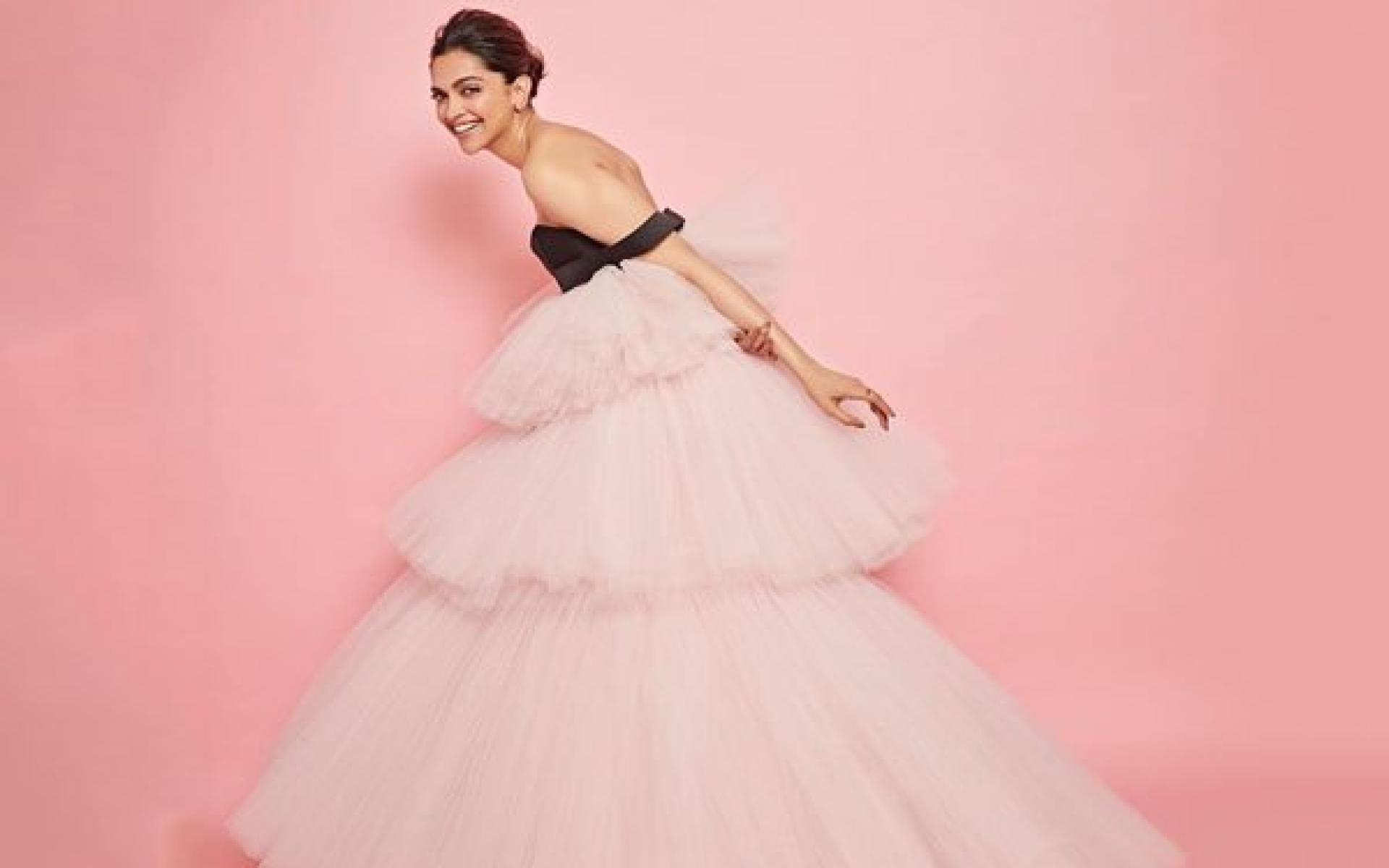 ديبيكا بادكون: ارتدت الممثلة الهندية ديبيكا بادكون فستان أسطوري بطبقات وردية ضخمة وجزء علوي باللون الأسود من تصميم  جيامباتيستا فالي وحرصت بادكون على تطبيق مكياج خفيف مقارب للون البشرة الطبيعي ورفع شعرها بشكل فوضوي لأعلى وبدت كأميرة اسطورية.