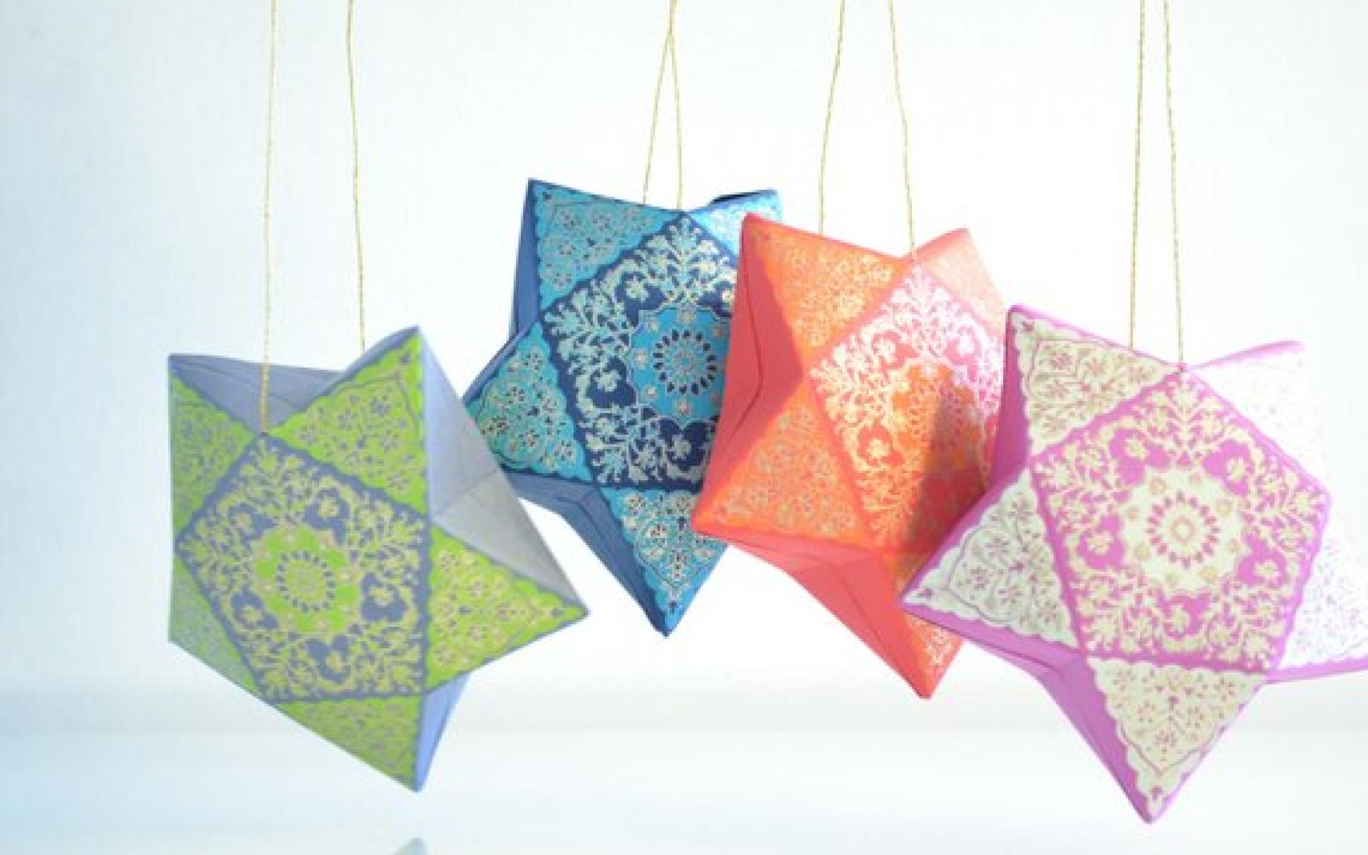 الزينة المصنوعة من الورق يدويًا وبتصميمات جذابة  مثل صناديق النجوم المعلقة بسلسلة ذهبية، ويمكنك تعليقها في غرفك ولى الأبواب والنوافذك لتزيين المنزل في رمضان.
