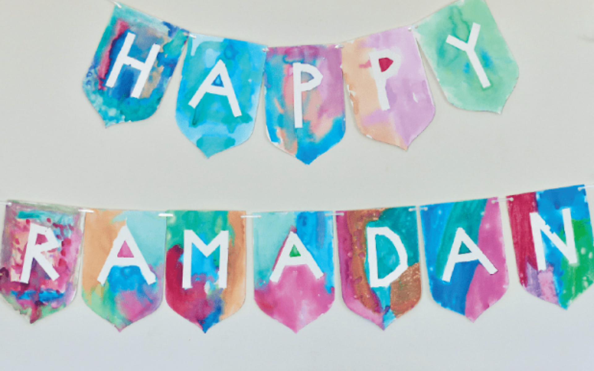 تزيين جدران المنزل بشعار "رمضان سعيد"  يمكنك عمل اللافتة في المنزل باستخدام ورق ملون وقصها على شكل مسجد وكتابة رمضان سعيد عليها، ويمكن تعليقها على الباب الرئيسي أيضًا لإعطاء ترحيب حار لجميع ضيوفك.