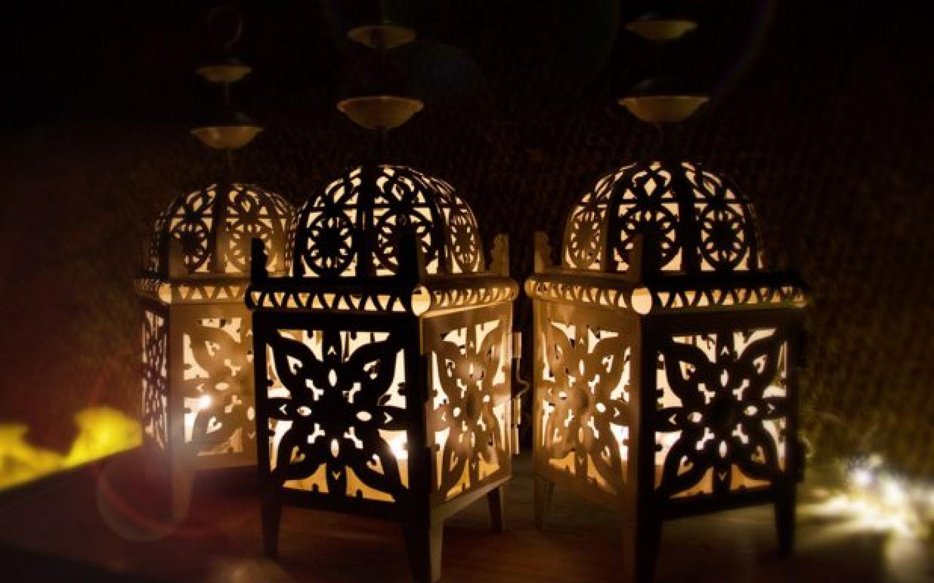 الأضواء الوامضة  الأضواء الخرافية، ومصابيح الشاي الكهربائية، والمصابيح الزخرفية هي بعض من أفضل العناصر الزخرفية لعمل جو مبهج في المنزل.  كما يمكن تعليق فوانيس الزينة على الأبواب والنوافذ لإضاءة منزلك بنور الحب والفرح.