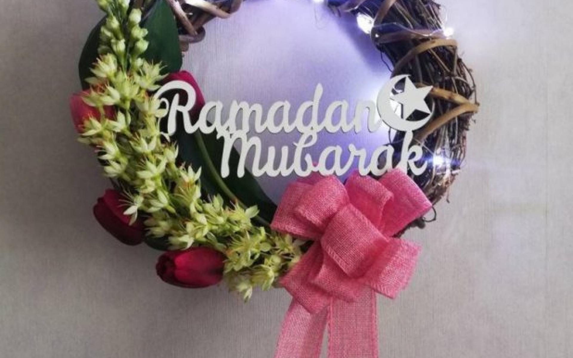 الإكليل الوردي سيشكل إضافة مثالية لزخرفة منزلك في رمضان، ويمكنك شرائها من أي موقع هدايا على الإنترنت أو صنعها في المنزل باستخدام الزهور الطازجة وشرائط الساتان مع عبارة "رمضان مبارك" مكتوبة في منتصف الإكليل.  كما يمكنك تعليقه على باب منزلك أو في منزلك لإثارة الروح المعنوية خلال شهر رمضان المبارك.