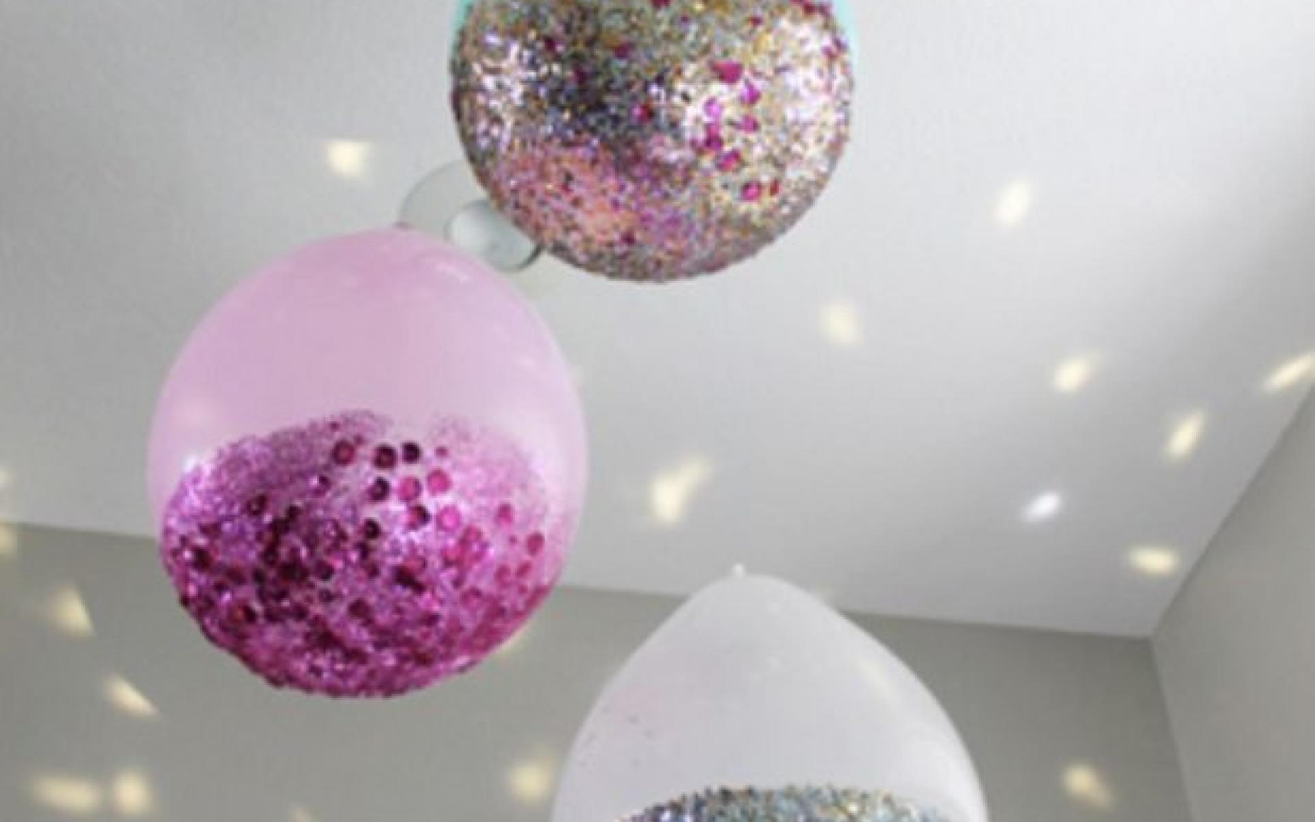 البالونات هي عناصر الديكور الرئيسية لأي احتفال إذ تضيف المزيد من المرح إليها، وإذا كنت تشعرين بالملل من البالونات العادية القديمة، فامنحيها مظهرًا أكثر إثارة لاستخدامها في الديكور الرمضاني.  وأولاً، تحتاجين إلى نفخ البالونات ورسم الجزء العلوي منها بطبقة سميكة من الغراء باستخدام فرشاة طلاء، ثم اغمسي البالونات من النهاية المطلية في وعاء من الجليتر اللامع، وانتظري حتى تجف.