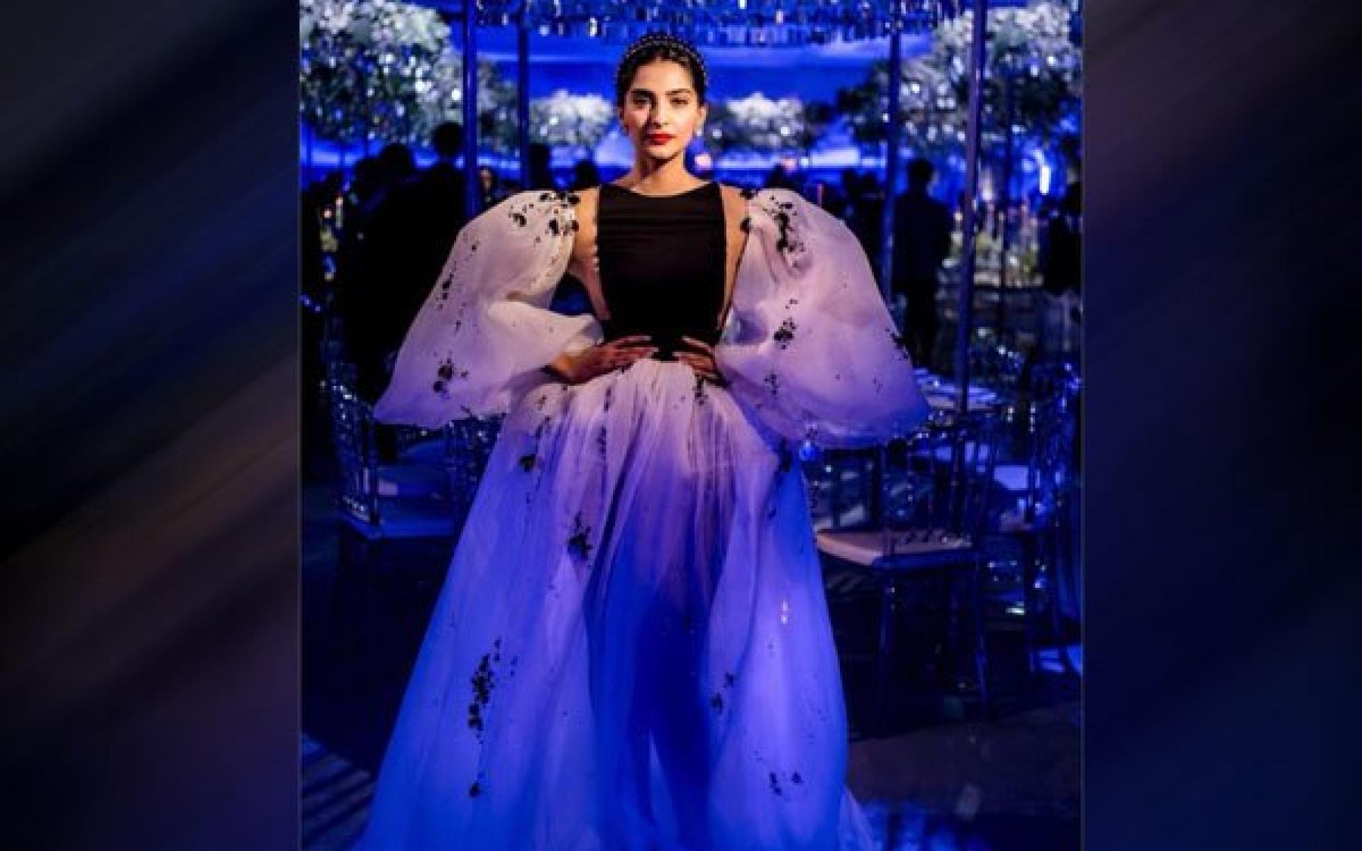 سونام كابور: ارتدت النجمة الهندية سونام كابور فستانًا اسطوريًا من تصميم ستيفان رولاند بأكمام منتفخة وجزء سفلي منقوش بالأزهار وجزء علوي باللون الأسود وبدت كأنها ساحرة اسطورية في أحد أفلام الكرتون ورفعت سونام شعرها لأعلى وزينته بطوق من الجواهر الداكنة وأقراط ماسية.