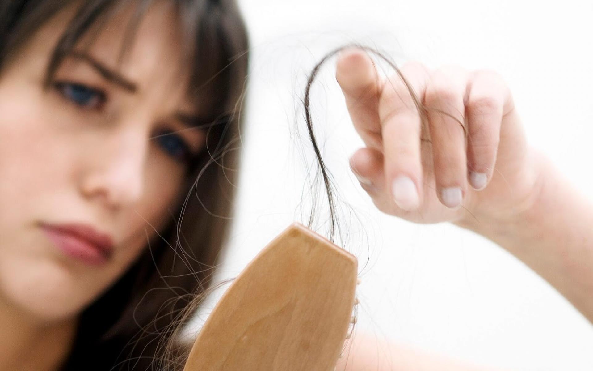 6- يحمي من الإصابة بالصلع يحتوي حليب جوز الهند على عناصر غذائية مفيدة جداً للشعر، وبالتالي يغذي فروة الرأس، الأمر الذي يمنحها القوة ويساعد على منع تساقط الشعر والإصابة بالصلع، كما أنه يحفز نمو الشعر بشكل سريع.