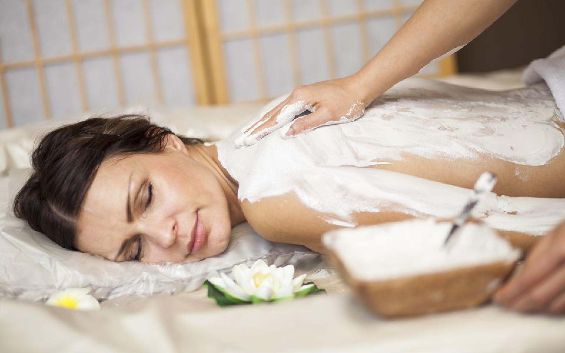 غسول مقشر للجسم: اخلطي كوب من دقيق الشوفان مع ملعقة من الكركم، الحليب والطين. استخدمي هذا الخليط على جسمك أثناء الاستحمام يوميا لبشرة متألقة وناعمة.