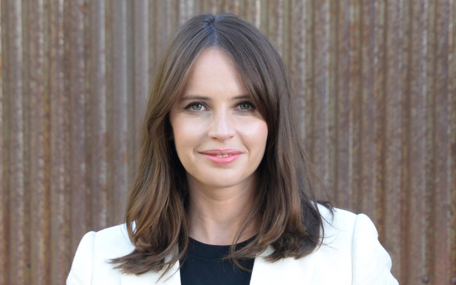 إذا كنت تحاول إطالة شعرك لبعض الوقت، فهذه أخبار جيدة بالنسبة لك: ستصبح قصات الشعر متوسطة الطول شيئًا في عام 2021. لا داعي للقلق بشأن هذا "الطول المحرج" عند كتفيك بعد الآن لأن هذا الطول سيكون أنيقًا تمامًا في عام 2021.