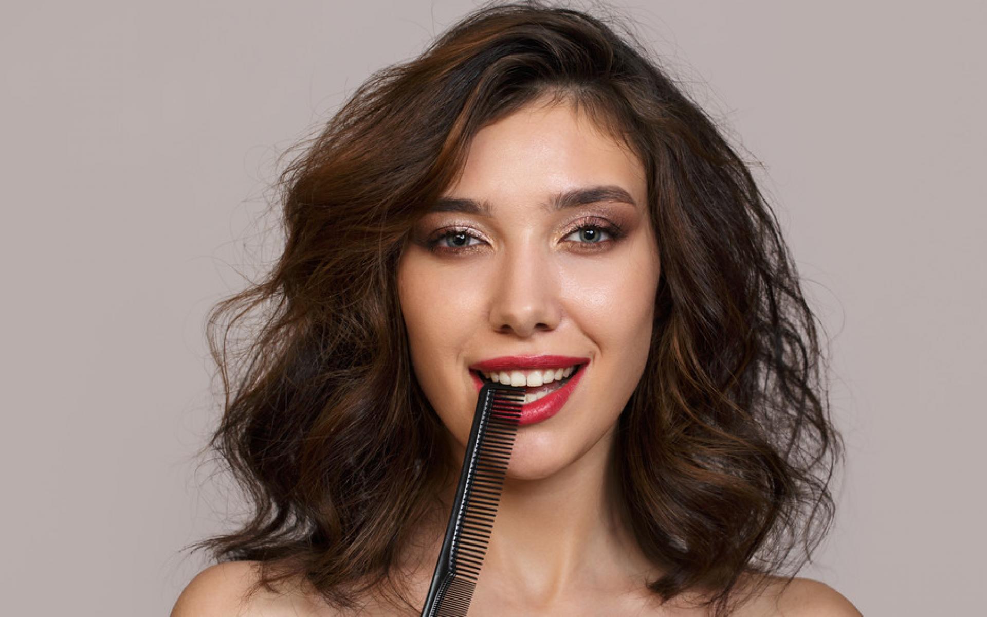 قصات الشعر الأشعث، إنها واحدة من أفضل حلاقة الشعر التي تناسب جميع أشكال الوجه والأعمار كذلك. ويمكن إجراء قص بوب أشعث في شعر رقيق وسميك. حتى إذا كان لديك شعر مجعد، فإن قصة الشعر الأشعث بوب تتناسب تمامًا مع الشعر المجعد. ليس من الضروري أن تحافظي على شعرك دائمًا وأن تكون جاهزة للكاميرا. يمكنك تركه حراً.