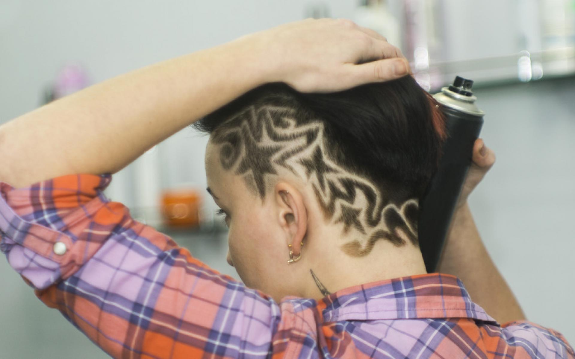 قصات شعر Edgier سيكون عام 2021 عامًا مثير للمفاجاءات، سينعكس فجر عصر جديد في تسريحات الشعر أيضًا، حيث يتوقع المصممون قصات شعر أكثر جرأة ترمز إلى توق المرأة إلى التحرر من الجنون والفوضى.