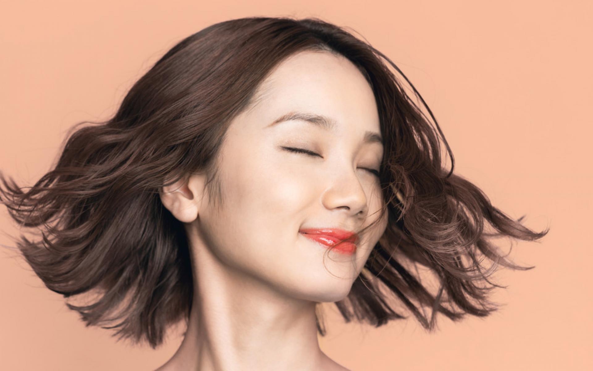 البوب هي قصة شعر كلاسيكية كانت موجودة منذ زمن طويل، قصة البوب هي تسريحة شعر بسيطة من السهل قصها وتعديلها وتُستخدم تلك القصّة في أغلب الأحيان على الشعر القصير المستقيم لكن يمكنكِ الحصول عليها حتى لو كان شعرك طويلًا أو مجعدًا كما سيكون من السهل تصفيفها والمحافظة عليها كتسريحة شعر.