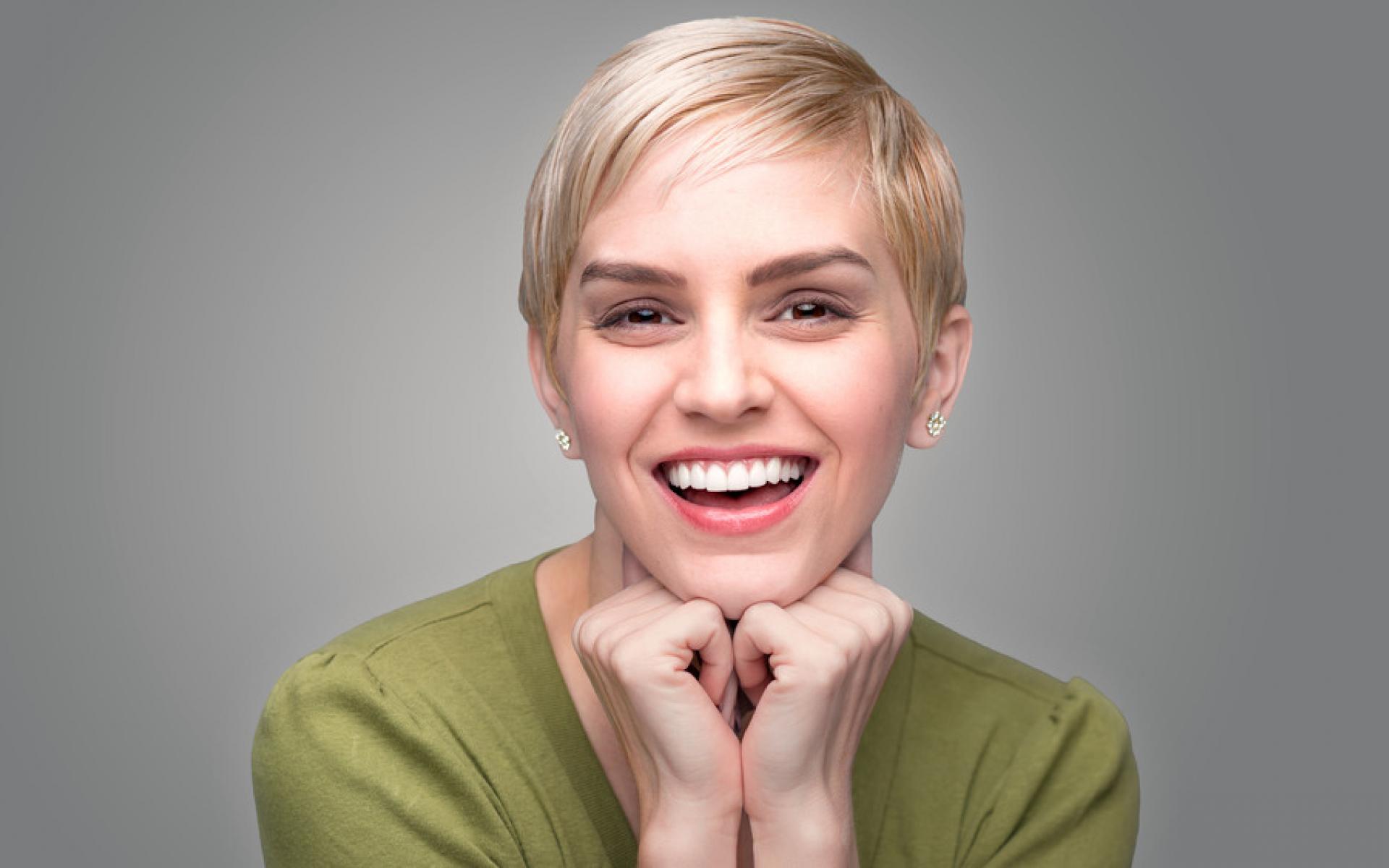 قد يعطي الشعر البيكسي مظهر مثل الرجال قليلاً ولكنك يمكنك أن تجعليه يبدو جذاب ومختلف حسب إختياراتك لملابسك. اعتمدى الشعر البيكسي وتأكدي من وضع مكياج ليتناسب مع مظهرك. يمكنك استخدام جيل الشعر لمظهر منعش مبلل، كما يمكنك تجفيف شعرك لمظهر أكثر كلاسيكية.