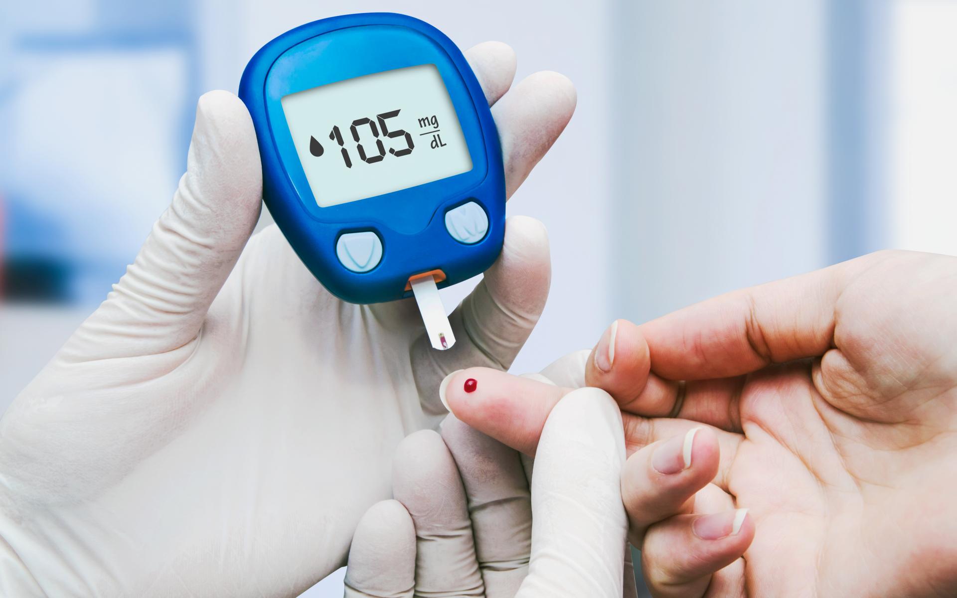 2- تنظّم مستوى سكر الدم:  يساعد تناول البامية على تنظيم مستوى سكر الدم؛ لاحتوائها على الألياف الطبيعيّة التي تساعد في تنظيم مستوى سكرالدم، والعناصر الغذائيّة الهامّة لصحة مريض السكري.