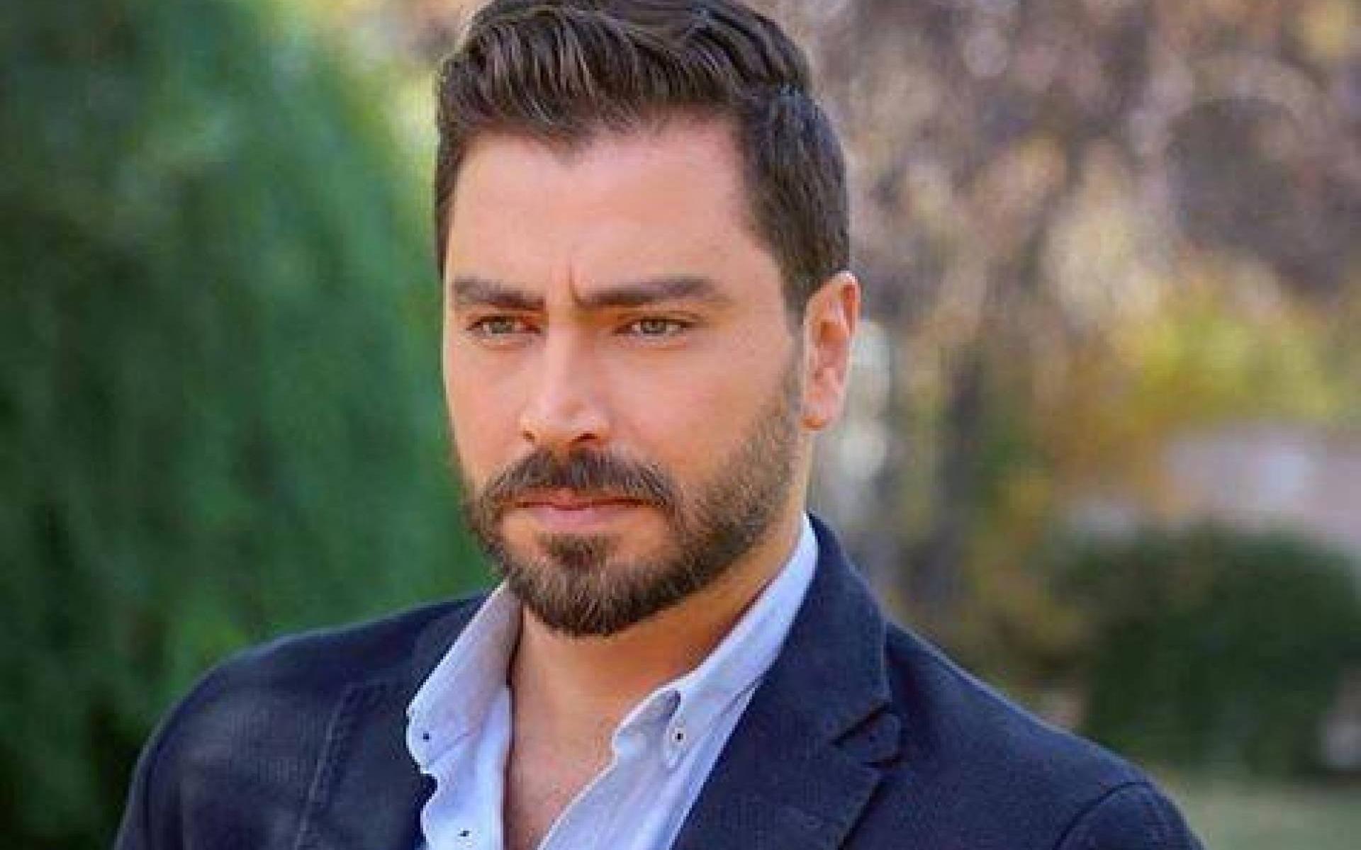 الممثل السوري معتصم النهار خلال السنوات القليلة الماضية وضع بصمة كبيرة من حيث جاذبيته التي شبهها البعض إلى وسامة نجوم تركيا، كما شارك قبل فترة صورة للممثل التركي "انور تونا" والذي بدا نسخة طبق الأصل منه.