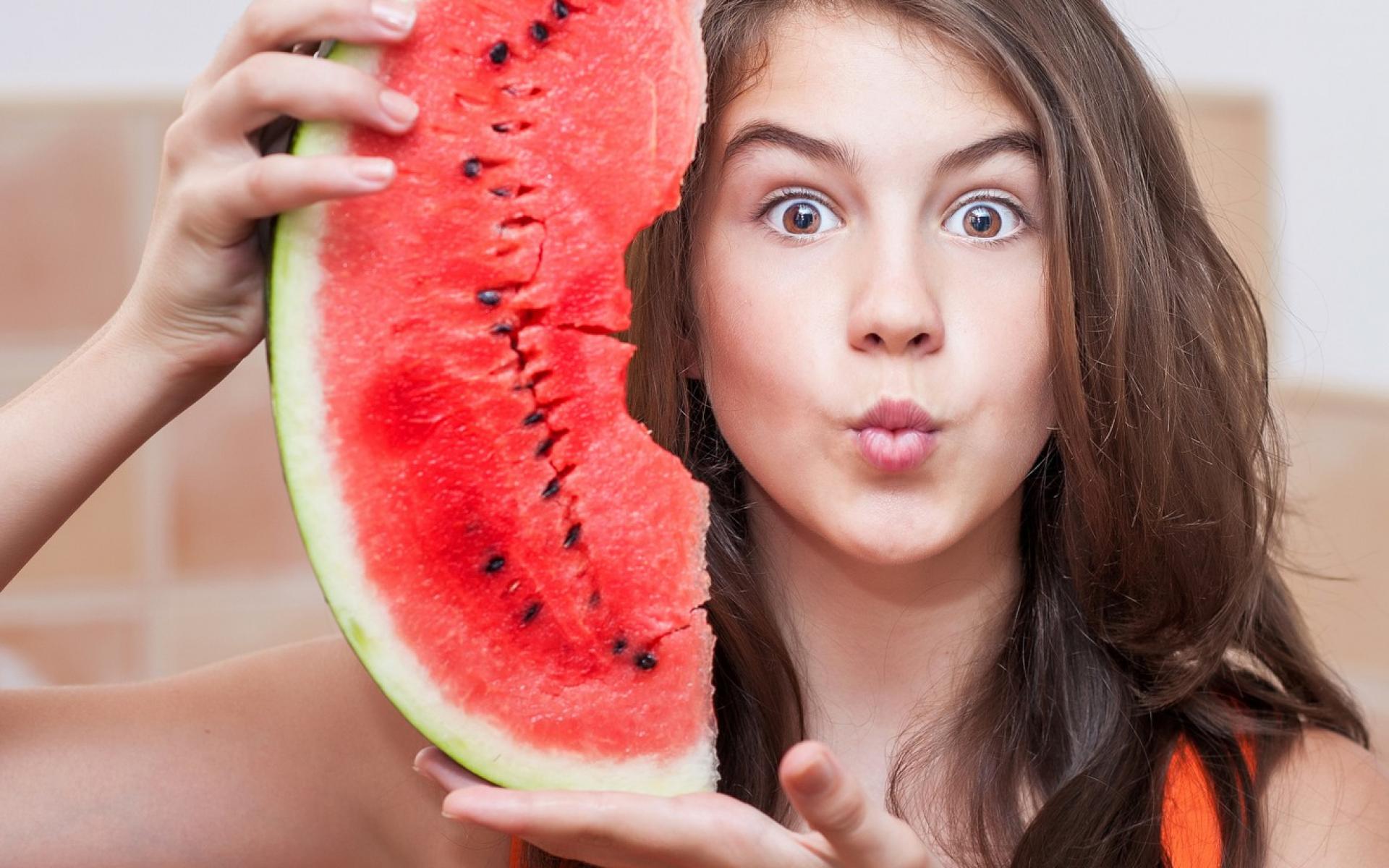 4- يساعد على نضارة الجلد والبشرة فالبطيخ يحتوي على نسبة عالية من المواد المضادة للأكسدة والتي تهاجم الشقائق الحرة التي تسبب تجاعيد الجلد، وبذلك فالبطيخ يعتبر علاجًا مفيدًا جدًا للبشرة والجلد.