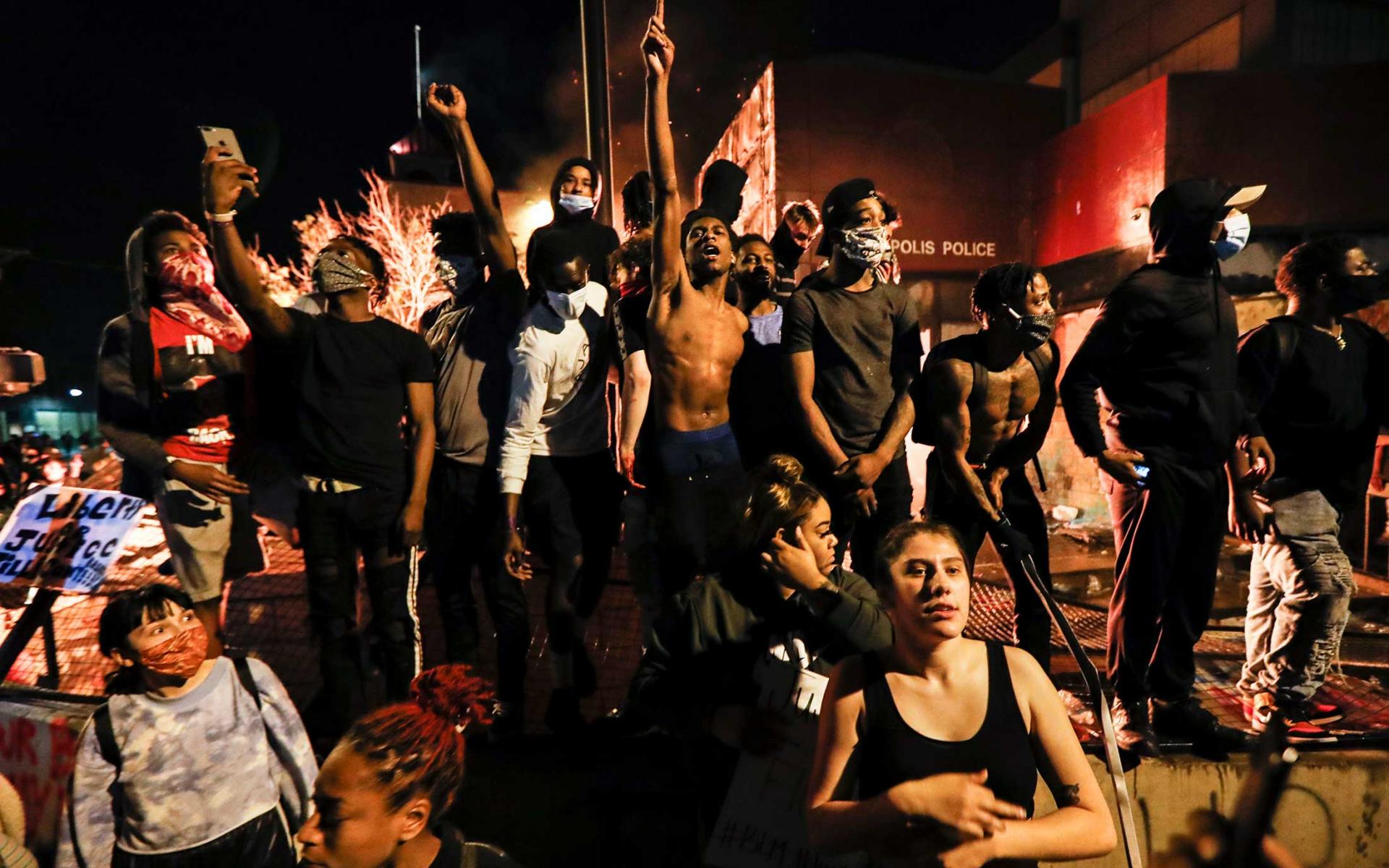 متظاهرون يتظاهرون بجانب مركز للشرطة في مينيابوليس ، مينيسوتا في 28 مايو 2020 ، بعد وفاة جورج فلويد