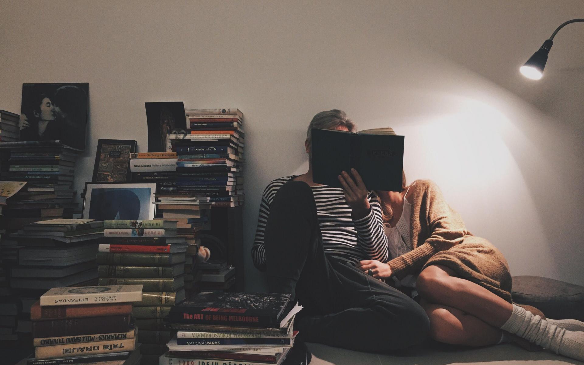 قراءة الشعر: في حال كنتما من عشاق الروايات والقصائد الشعرية، فأفضل طريقة لقضاء هذا اليوم، هو أن يتناوب كليكما في قراءة الأبيات الشعرية لقصيدة تعشقانهما، فعلو الصوت وانخفاضه والحوارات العاطفية يحدث أثرًا جميلًا في خلايا الجسد ويبعث إلى النشوة.