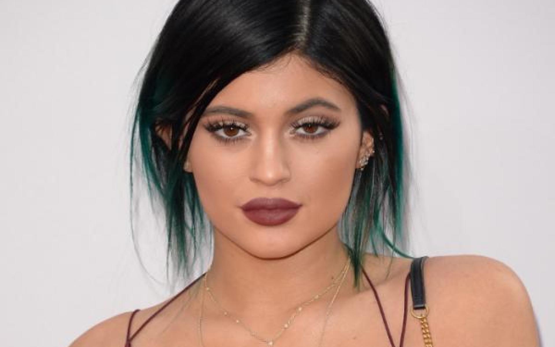 المكياج الجريء:إذا كنتِ من محبات المكياج الجرئ، يمكنكِ ان تستوحي إطلالتك من عارضة الأزياء ونجمة برنامج تلفزيون الواقع كيلي جينير، ضعي حمرة شفاه  بلون  المارون اي الأحمر القاتم وقومي بتحديد جفونك بشكل رفيع وارفعي رموشك لأقصى ارتفاع بإستخدام الماسكارا وطبقى حمرة خدود باللون البني الفاتح.