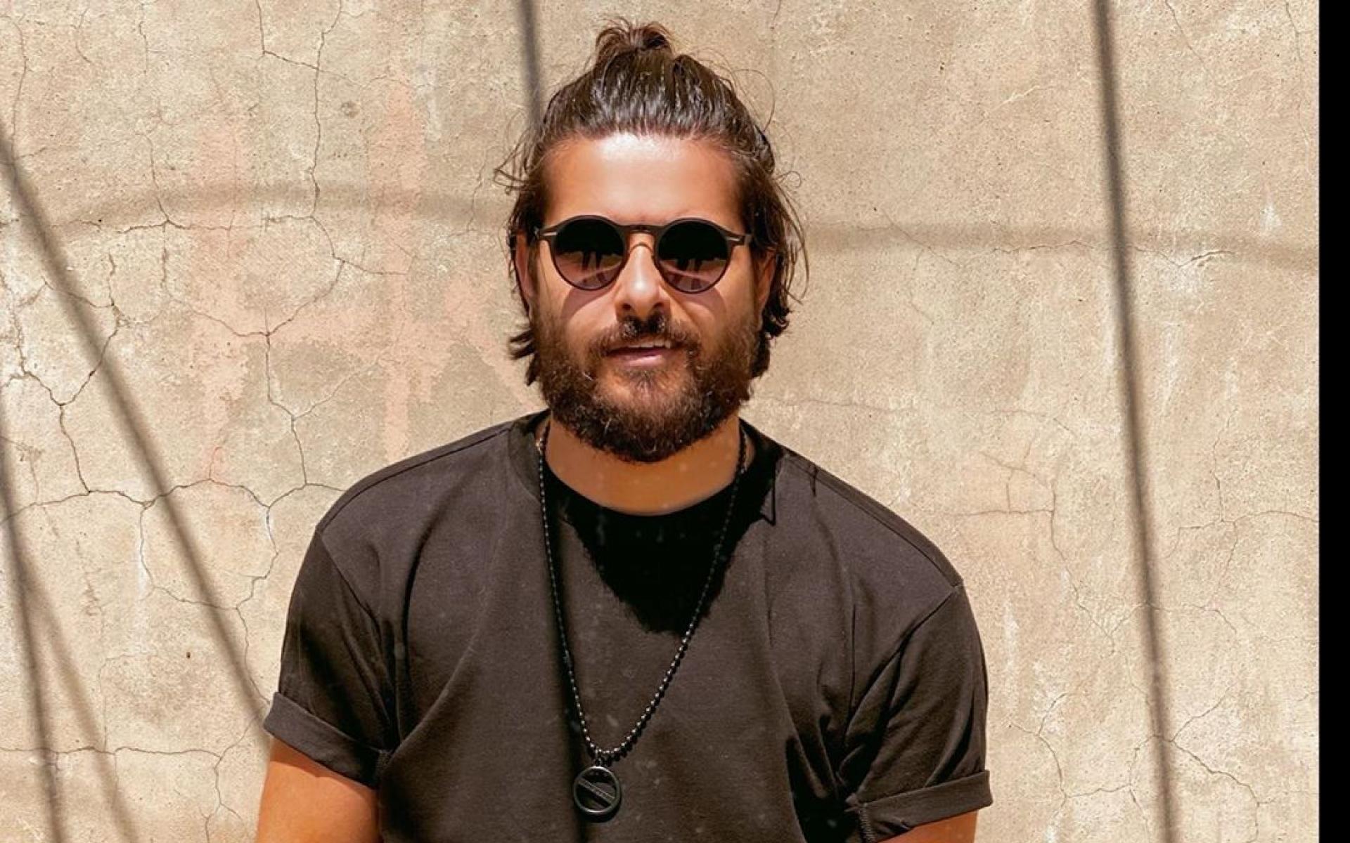 المطرب السوري ناصيف زيتون خطف الأنظار بوسامته إلى جانب أغانيه، فقد إعتمد لمدة جيدة ستايل شعر محدد حتى قرر التغيير خلال الفترة القليلة الماضية إلى الشعر الطويل.