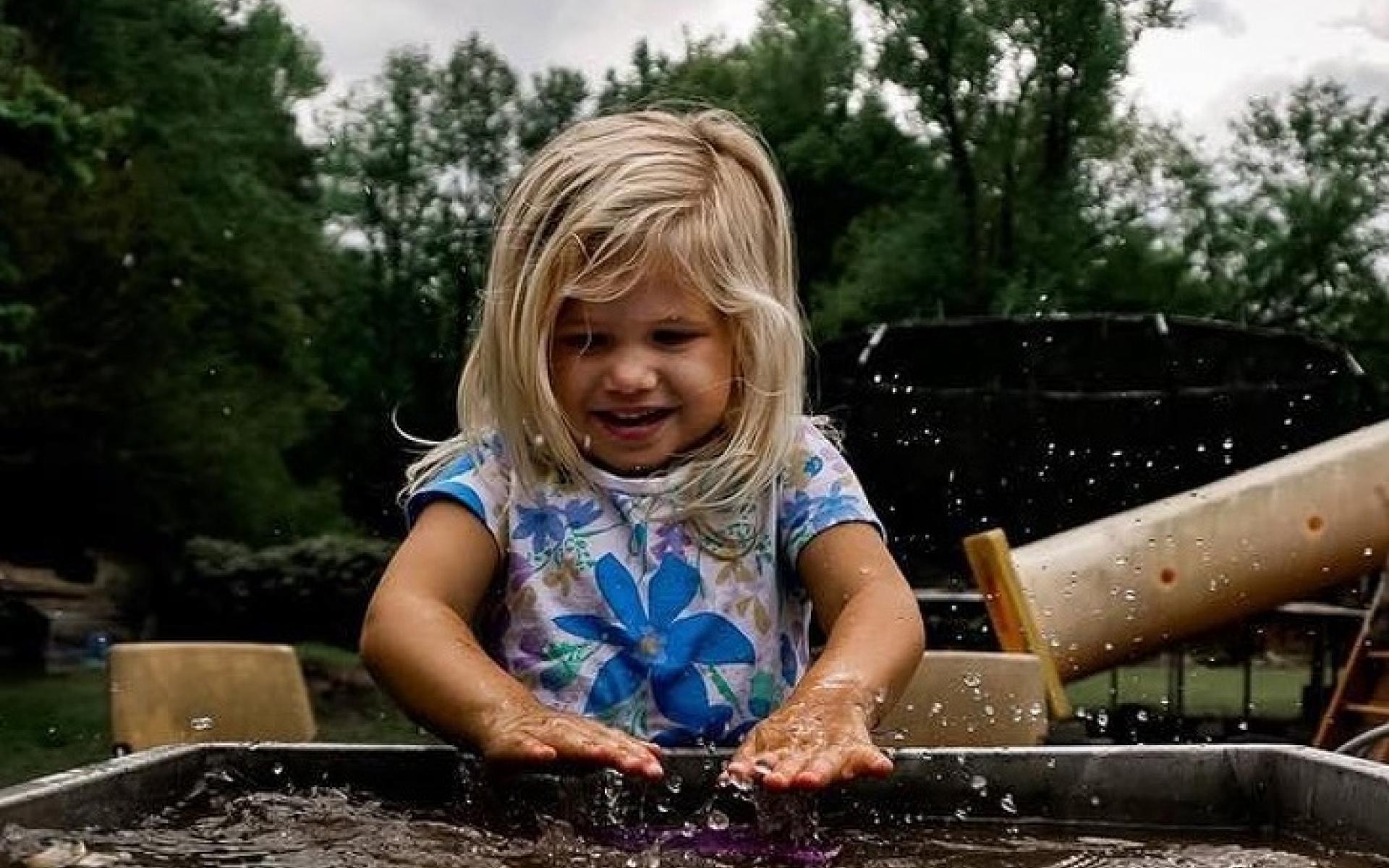 مصورة تلتلقط صور الأطفال بطرق مميزة