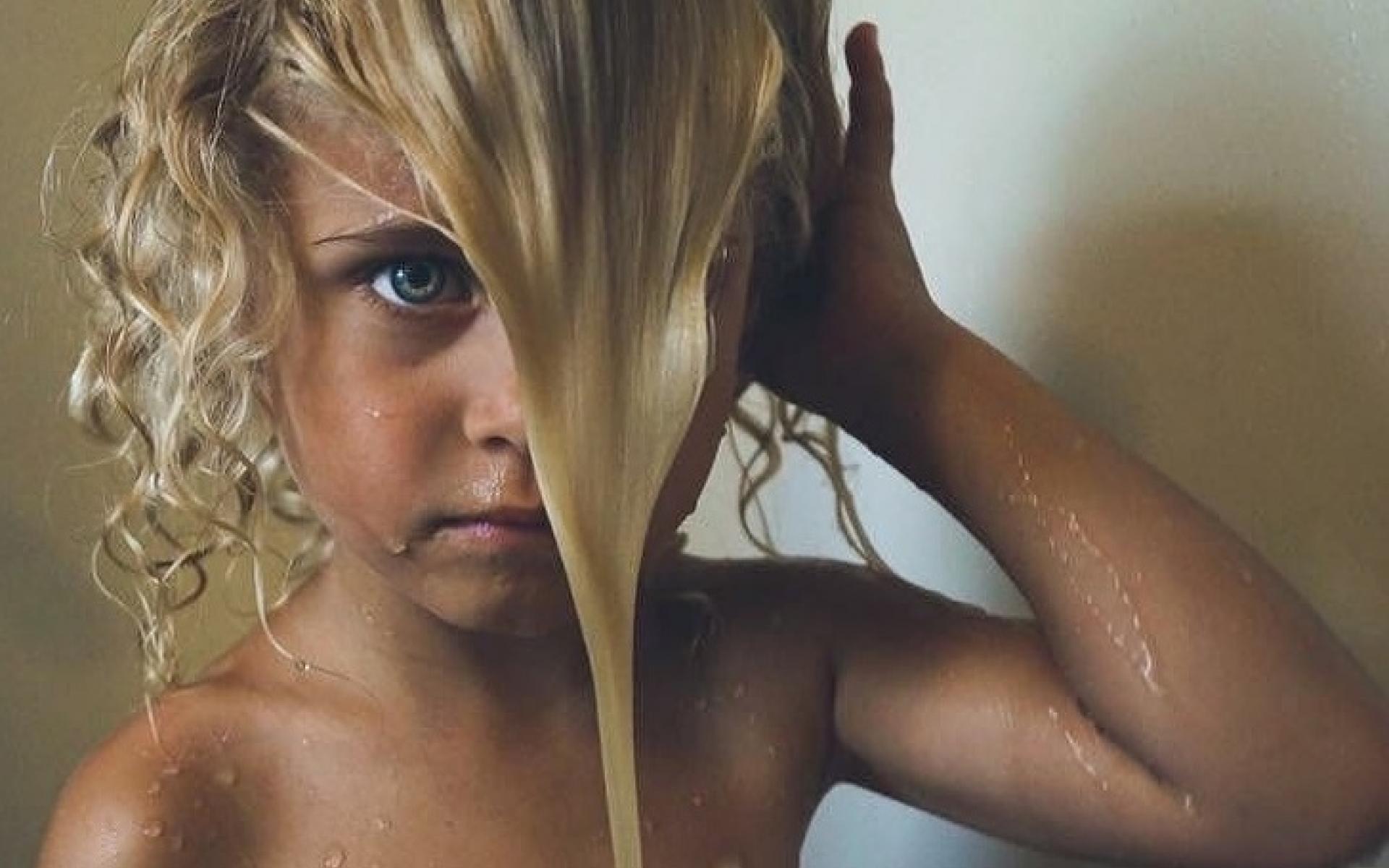 مصورة تلتلقط صور الأطفال بطرق مميزة