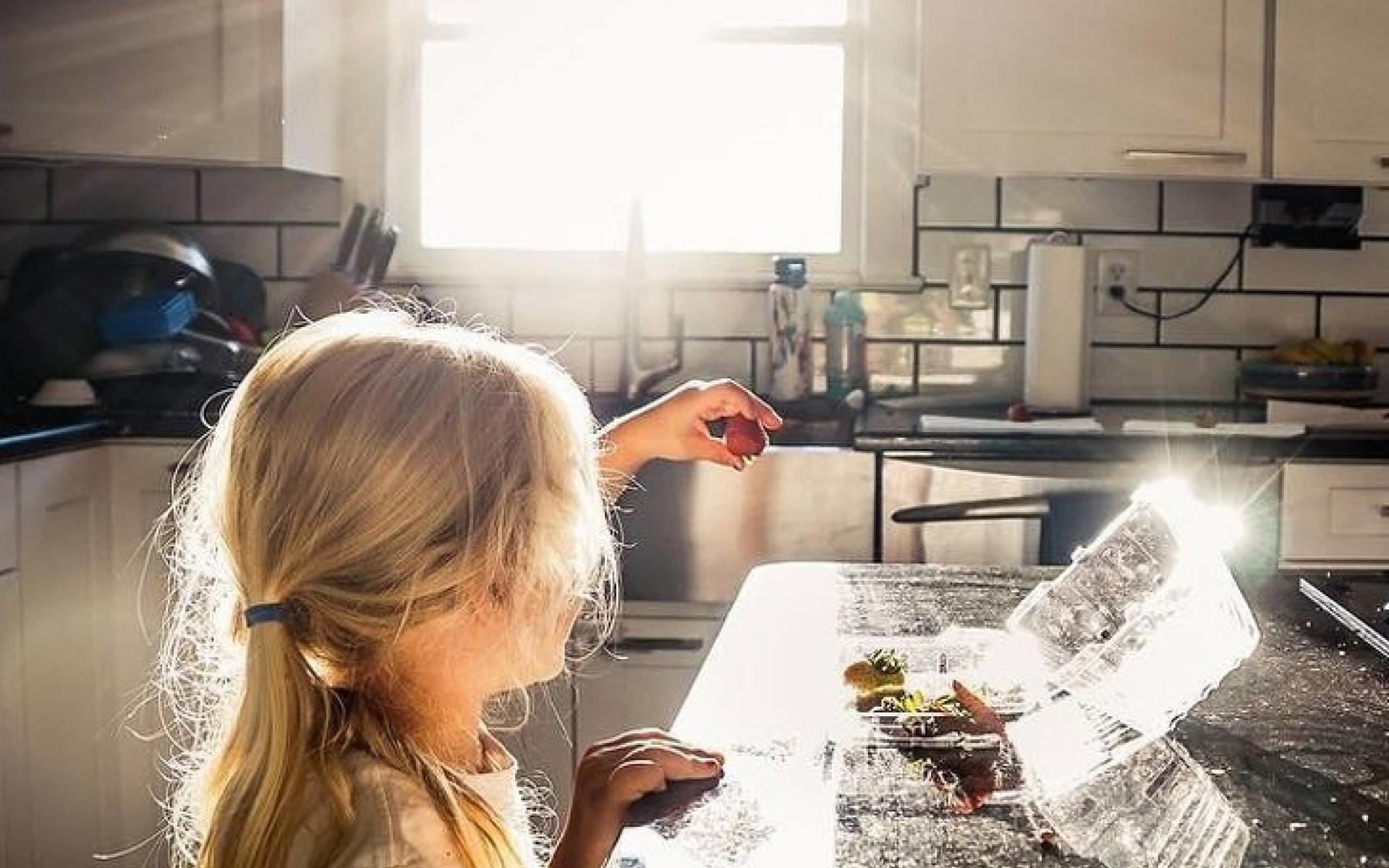 مصورة تلتلقط صور الأطفال بطرق مميزة