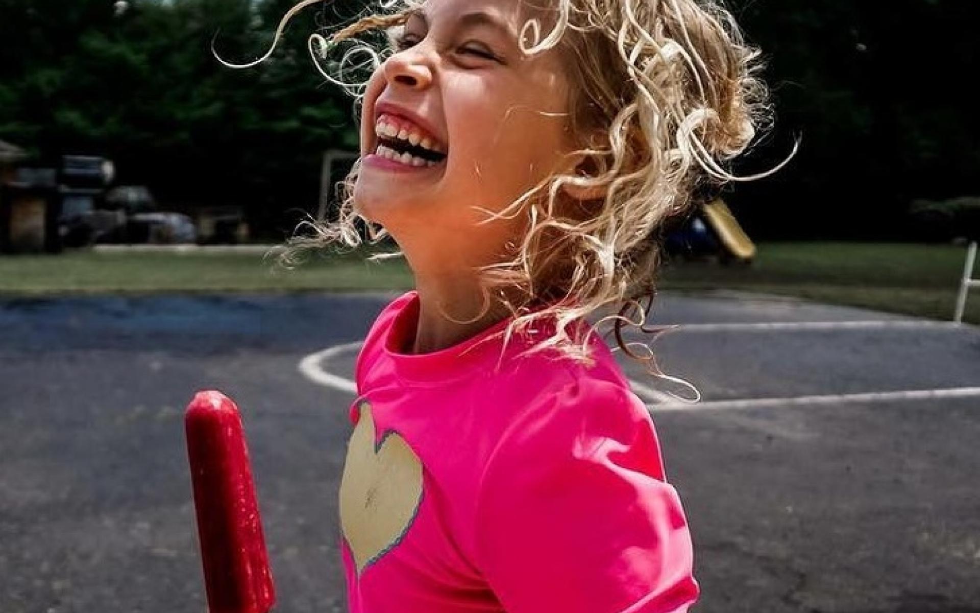 مصورة تلتلقط صور الأطفال بطرق مميزة